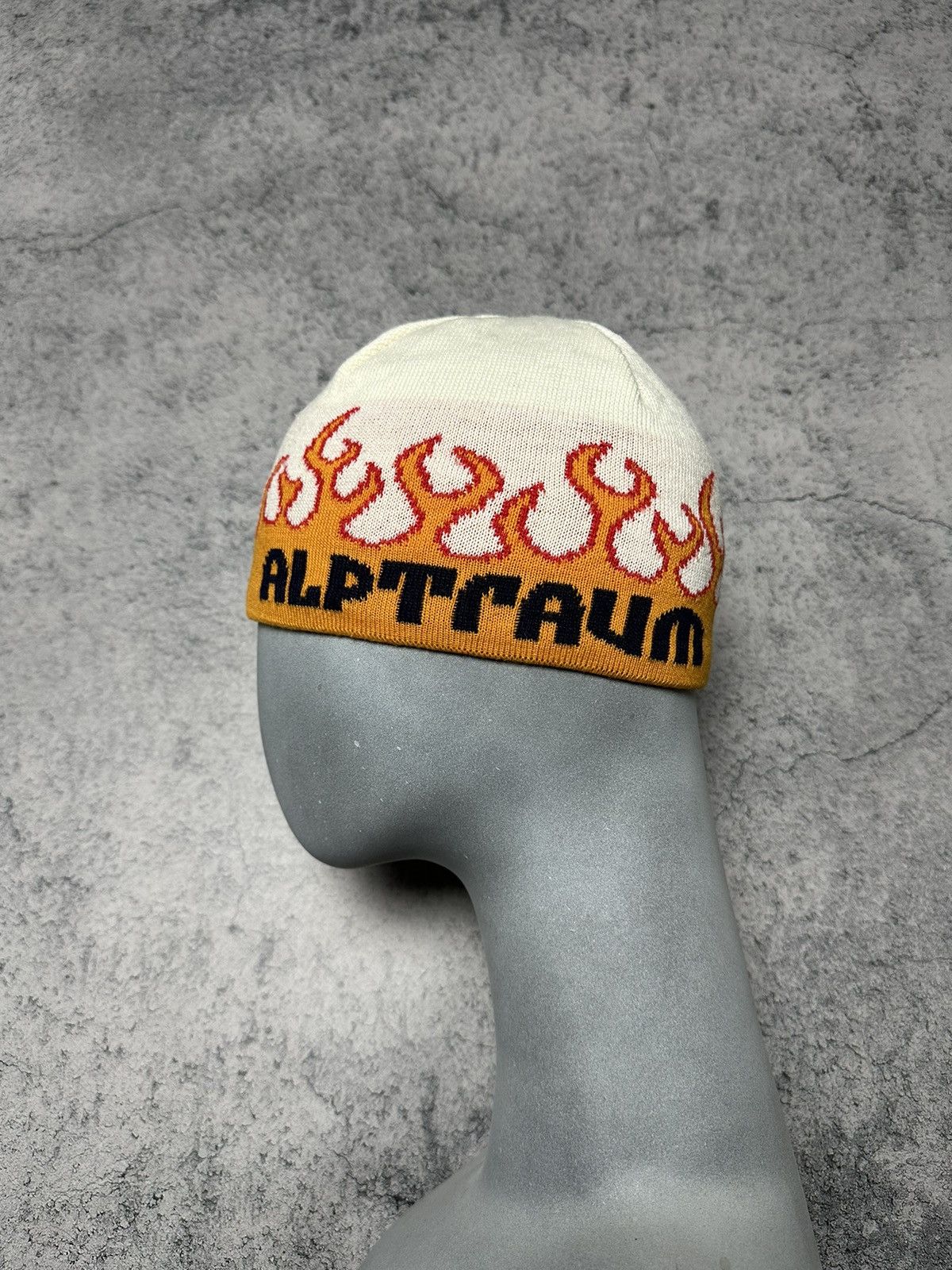 Vintage Vintage Alptraum Flame Fire Y2K Beanie Hat Size ONE SIZE - 1 Thumbnail