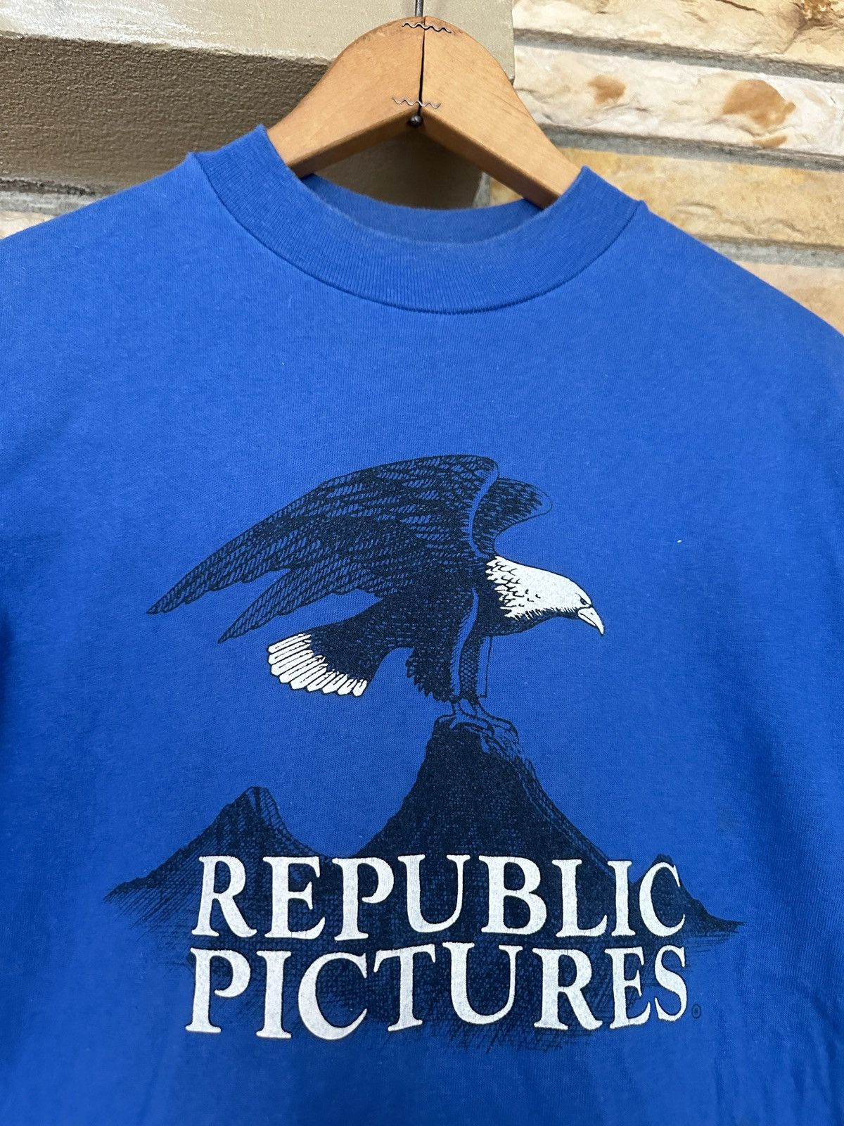 Vintage Vintage 80s Republic Pictures Eagle Graphic Tee Size US M / EU 48-50 / 2 - 3 Thumbnail