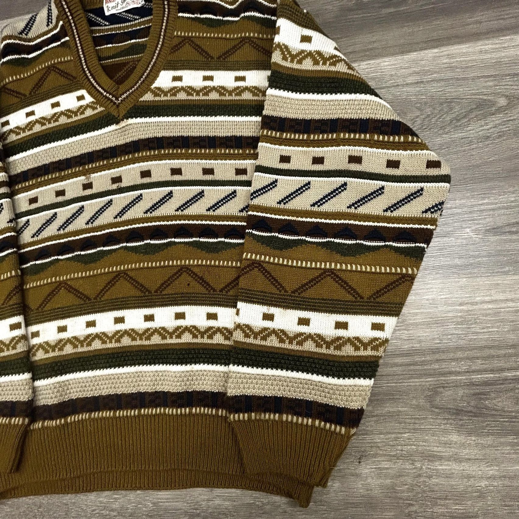 Coogi VINTAGE Knit India Mens XL Brown Striped Wool V-Neck Sweater 90s Hip Hop Retro Pullover Long Sleeve Wool Blend Geometric Pattern Category: Sweater Size US XL / EU 56 / 4 - 4 Thumbnail
