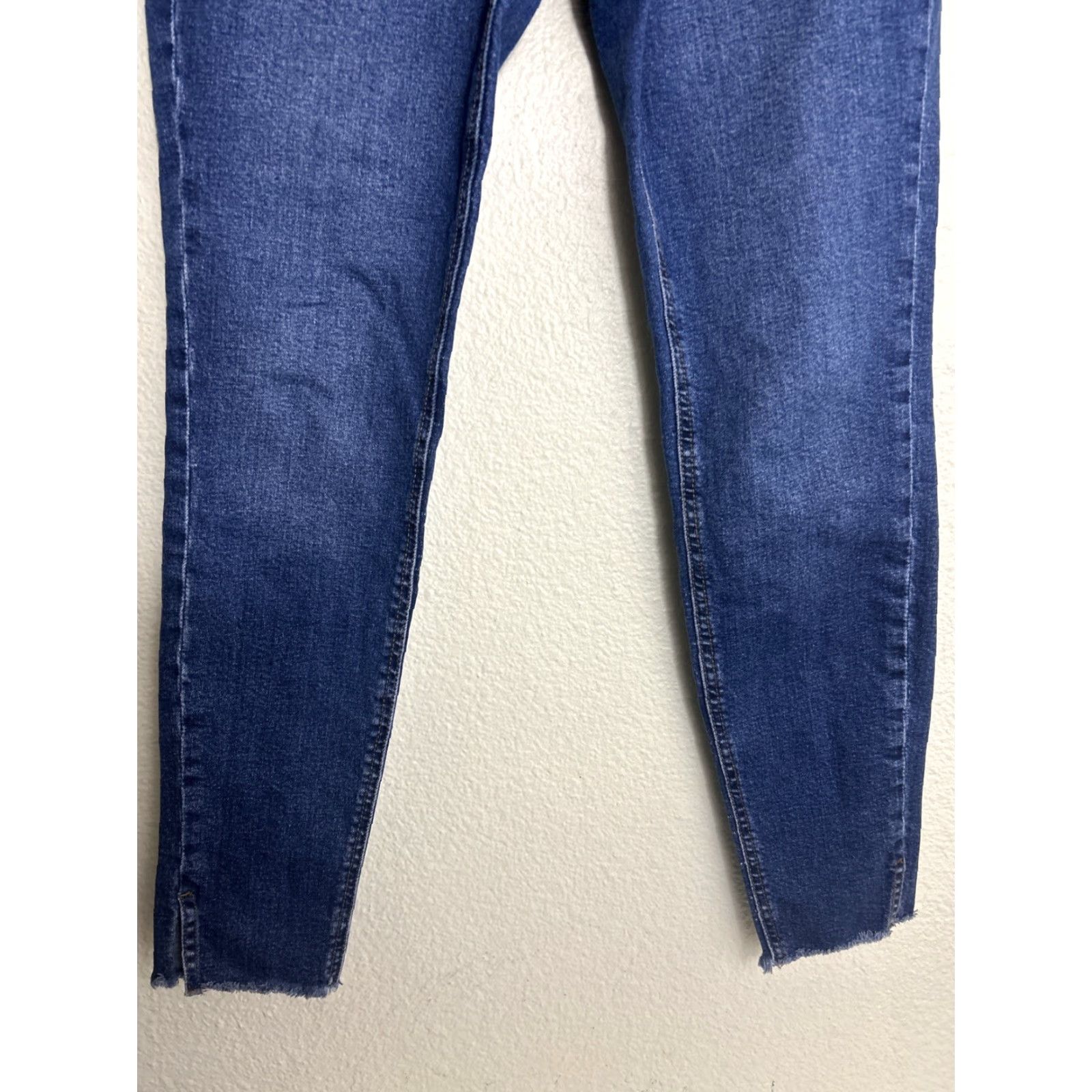 Vintage Kensie Women’s Skinny Jeans Dark Wash Raw Hem 32x29 8/29 Denim Cotton 5-Pocket Stretch Zip Button VBoys Womens Size 30" / US 8 / IT 44 - 2 Thumbnail