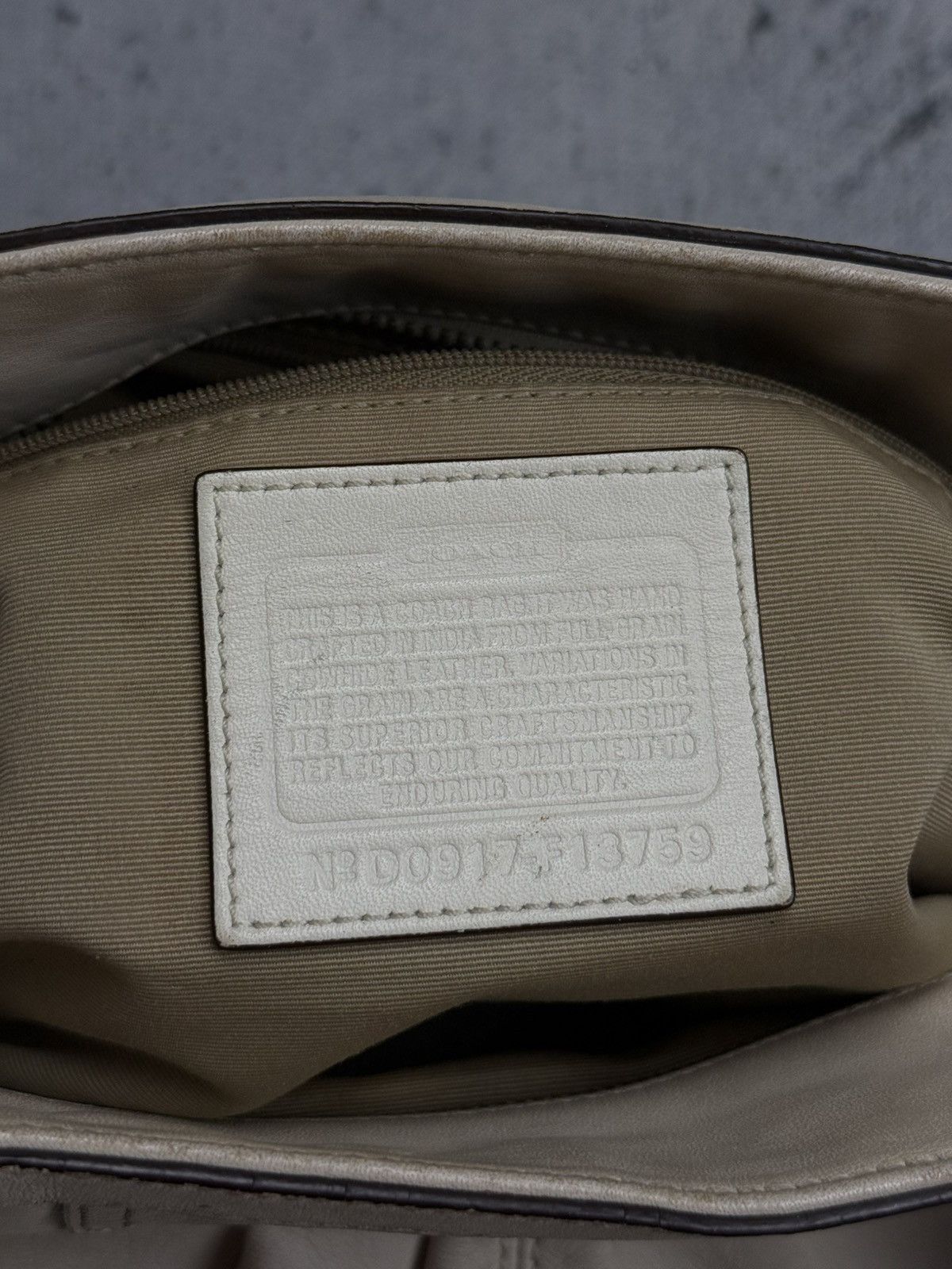 Coach Vintage Coach Beige Leather Tote Bag With Charm Turnlock Size ONE SIZE - 13 Thumbnail
