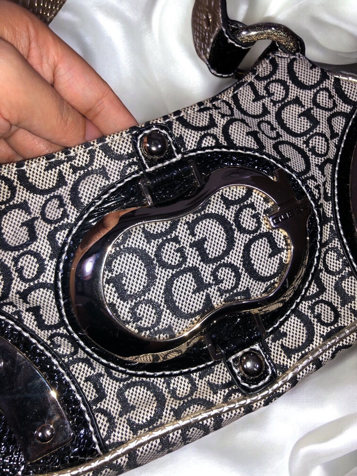 Guess GUESS Vintage 90s 2000s Y2k Signature Shoulder Bag Size ONE SIZE - 5 Thumbnail
