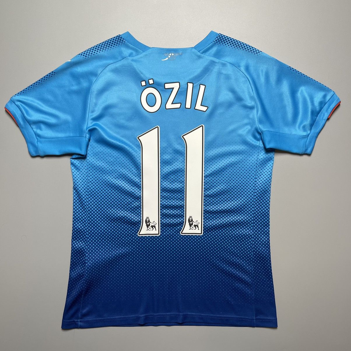 Puma × Vintage WOMENS ARSENAL PUMA 2017/2018 FOOTBALL AWAY JERSEY #11 OZIL Size S / US 4 / IT 40 - 1 Thumbnail