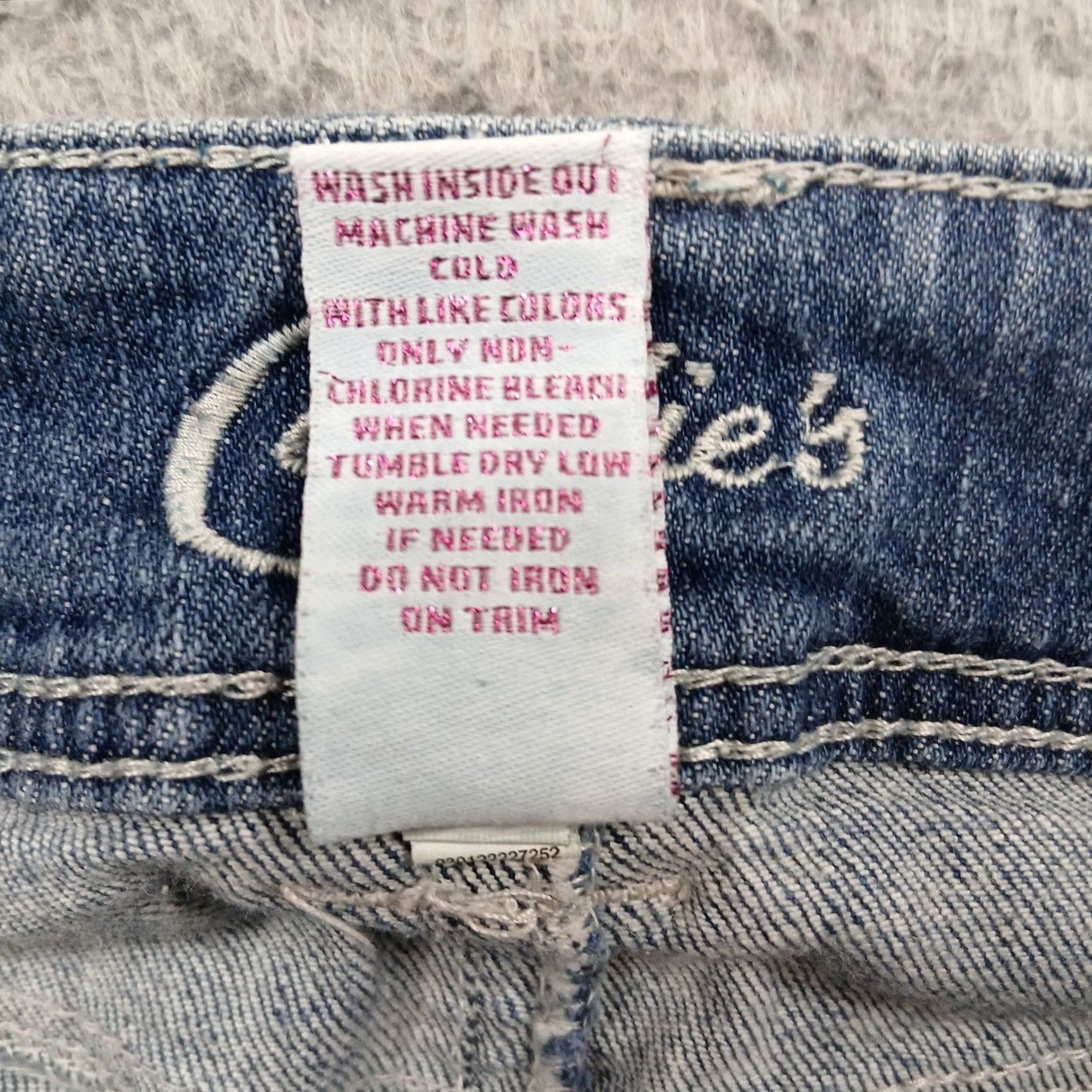 Vintage Candie's Distressed Cuffed Capri Jeans Women's 9 Blue Denim EUC Capri Jeans Distressed Cuffed 5-Pocket Denim Women Size 30" / US 8 / IT 44 - 5 Thumbnail