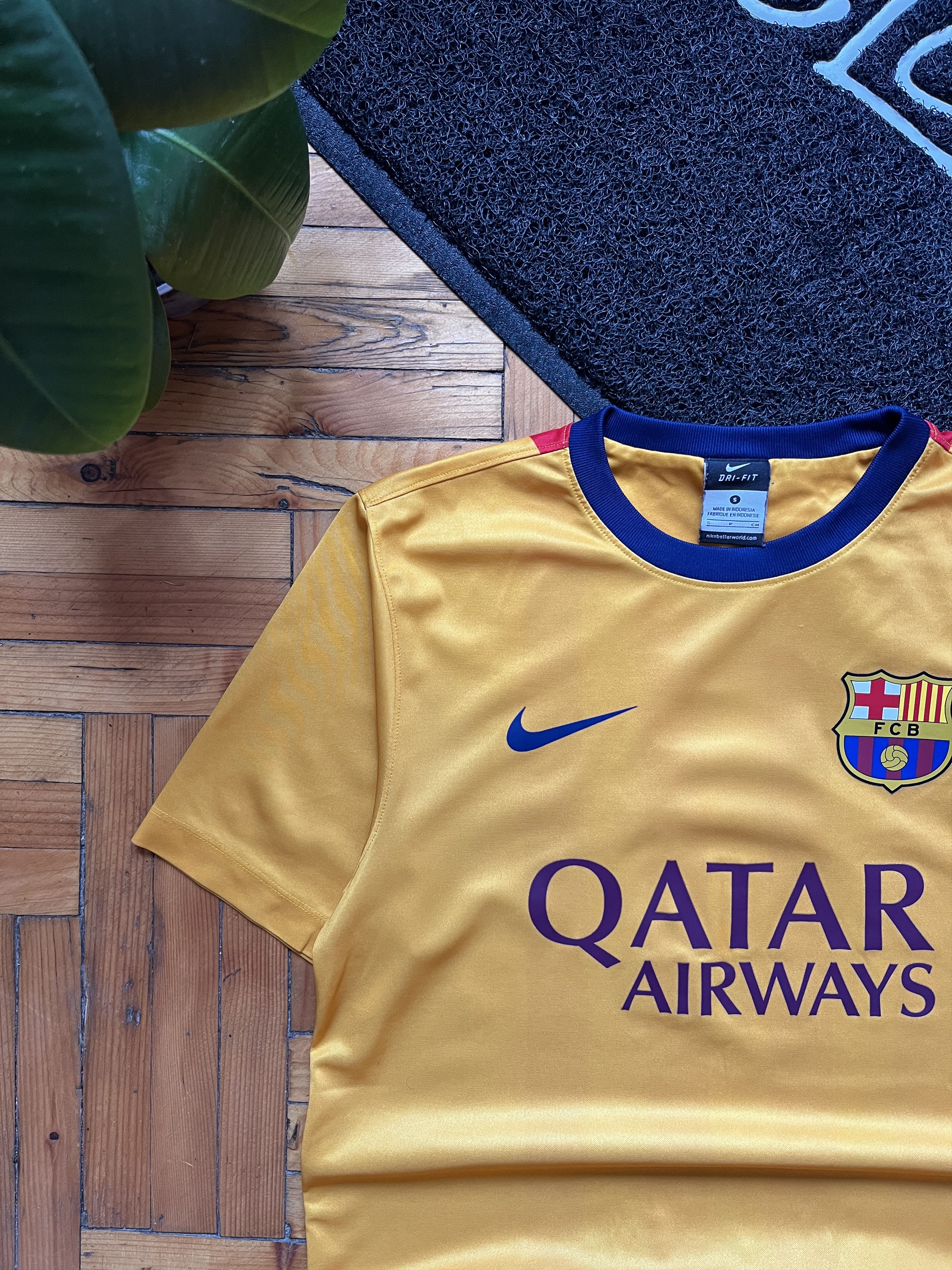 Nike FC Barcelona 2015/16 Nike Away Soccer Jersey Football Shirt Size US S / EU 44-46 / 1 - 2 Thumbnail