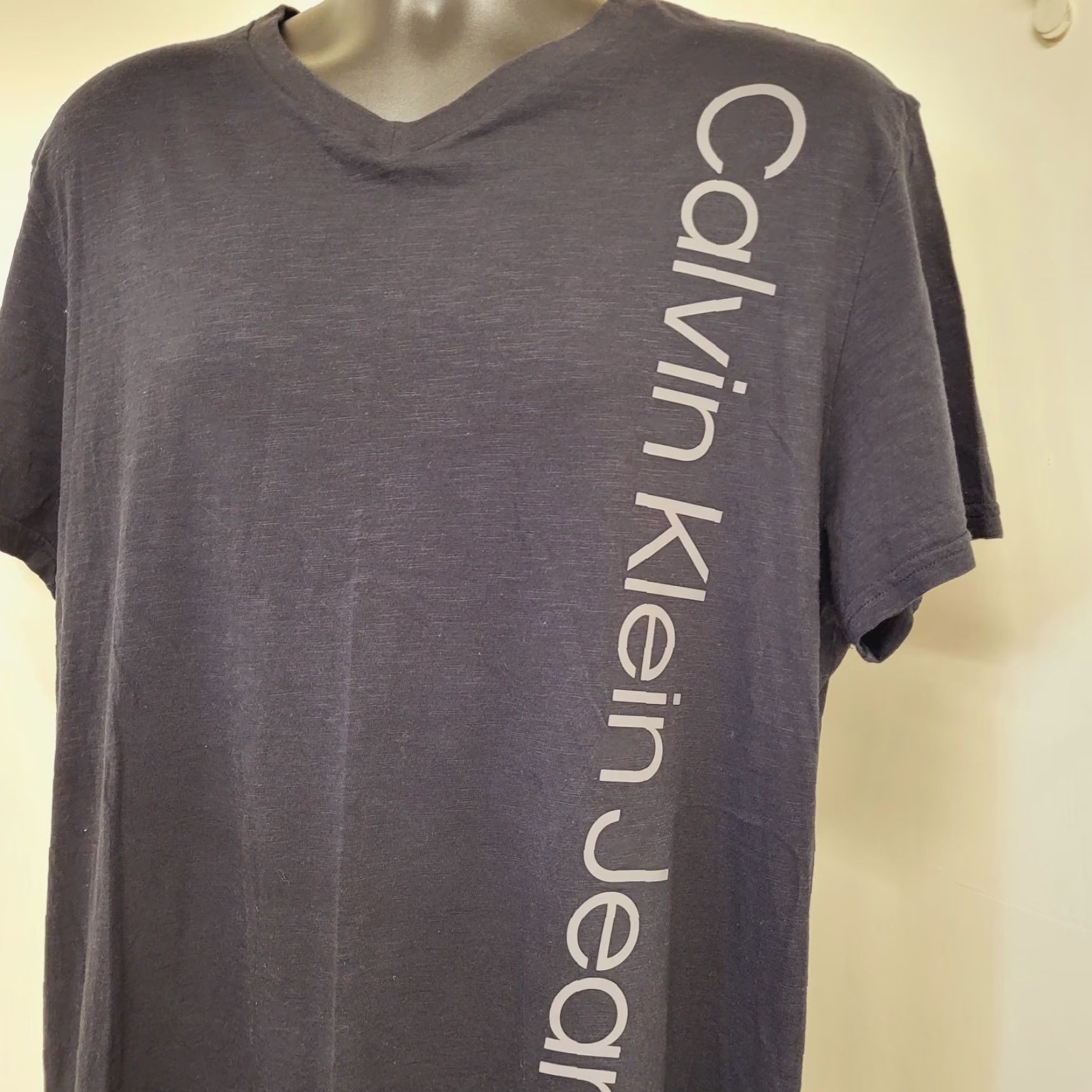 Calvin Klein Calvin Klein T-Shirt Mens XL Black Short Sleeve V-Neck Logo Front Size US XL / EU 56 / 4 - 2 Thumbnail