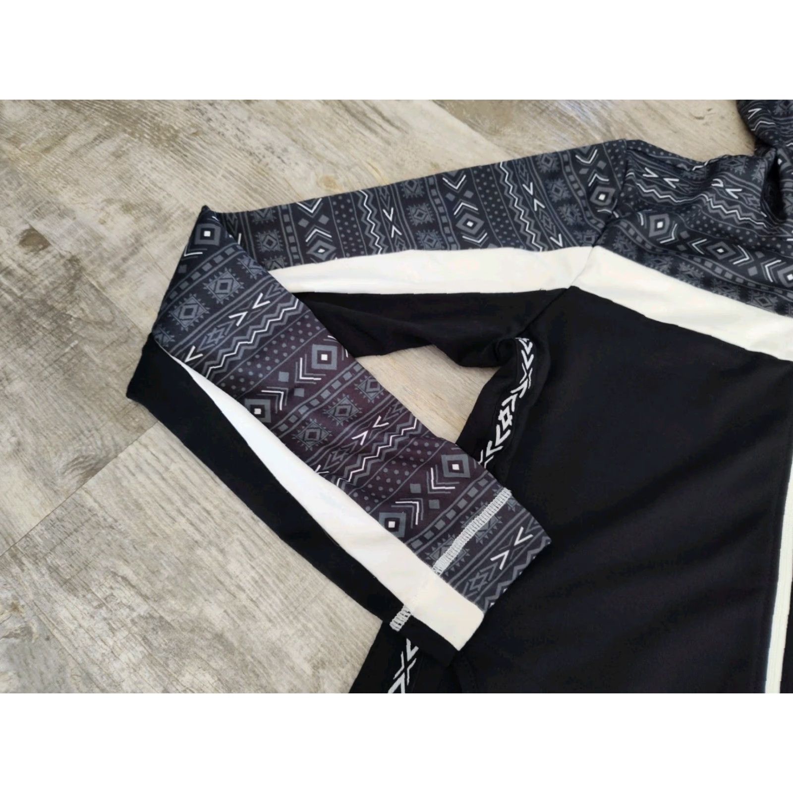 Vintage VINTAGE Swix Women's Tista Mid-Layer Top Skiing Aztec Print Black M Size M / US 6-8 / IT 42-44 - 5 Thumbnail