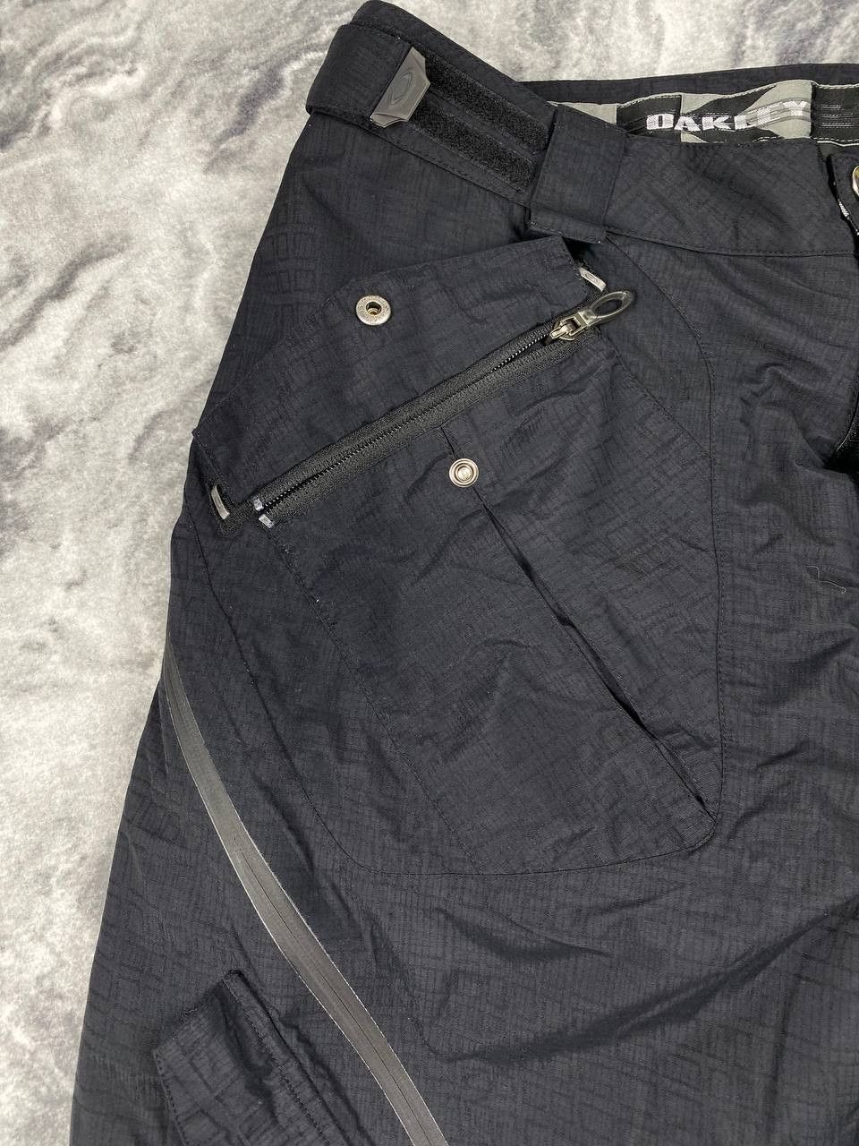 Oakley Vintage Oakley Ski Pants Software 00s Snowboards Gorpcore Size US 33 - 2 Thumbnail