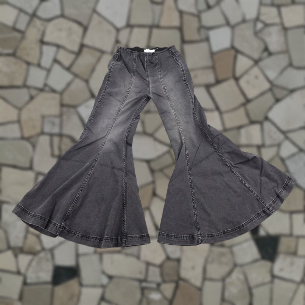 Vintage Free People Pants Womens 24 Black Extreme Flare Bell Bottoms Boho Faded Stretch Size 42" / US 20 - 1 Thumbnail