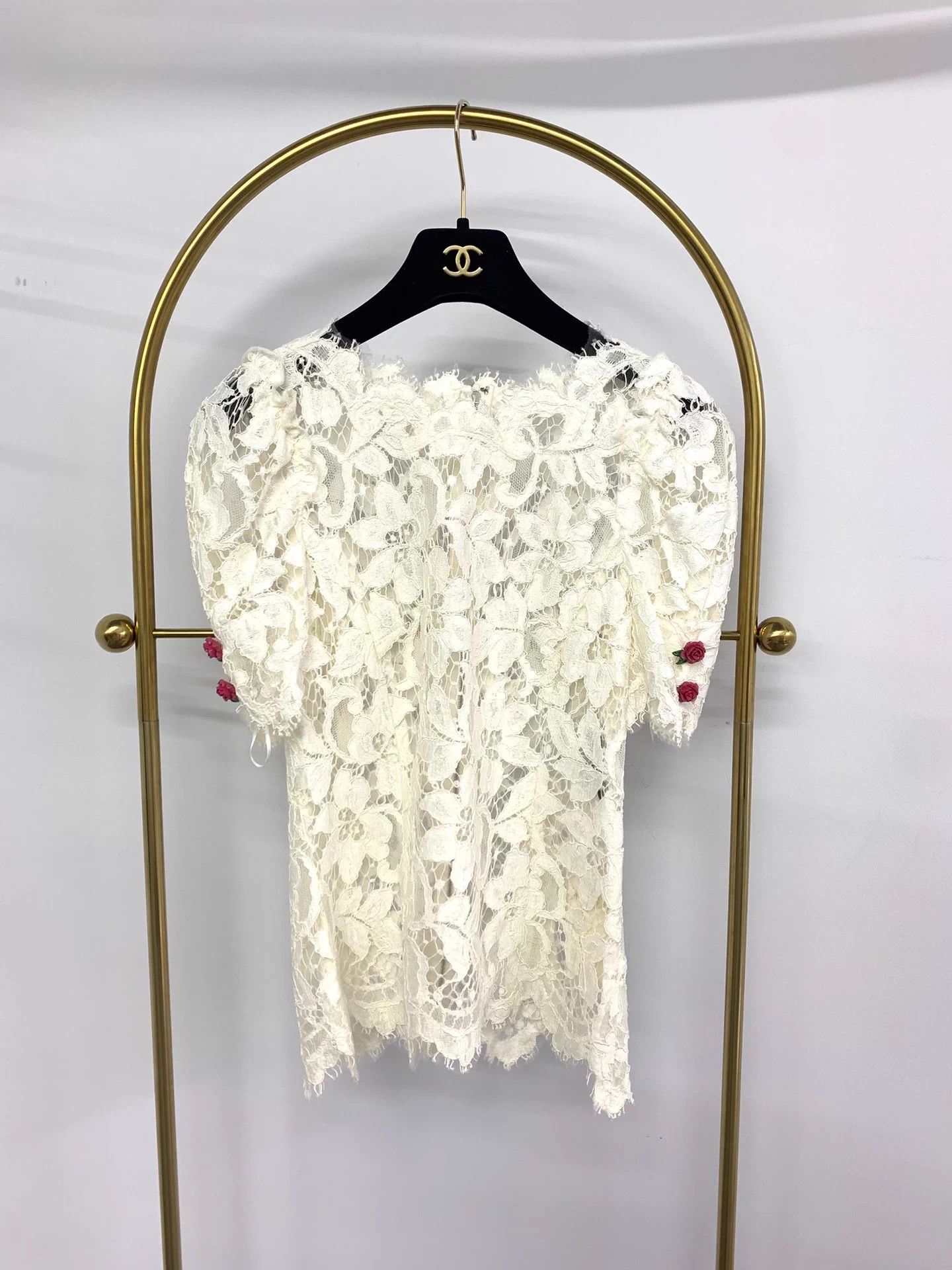 Dolce & Gabbana D&G Women's White Rose Trimmed Lace Short-Sleeve Top IT38 Size XS / US 0-2 / IT 36-38 - 1 Thumbnail