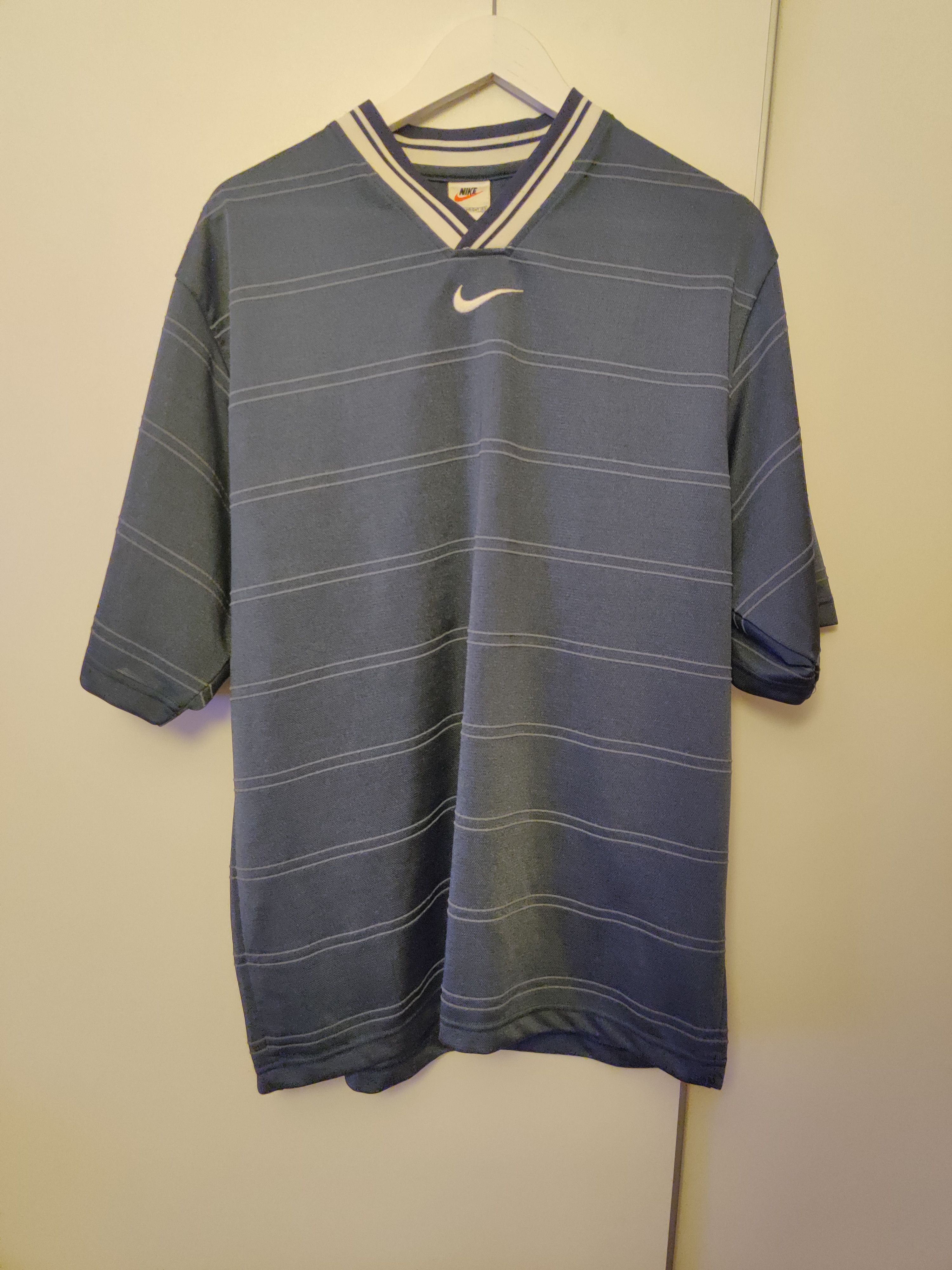 Nike Vintage Nike 90' t-shirt size L Size US L / EU 52-54 / 3 - 1 Thumbnail
