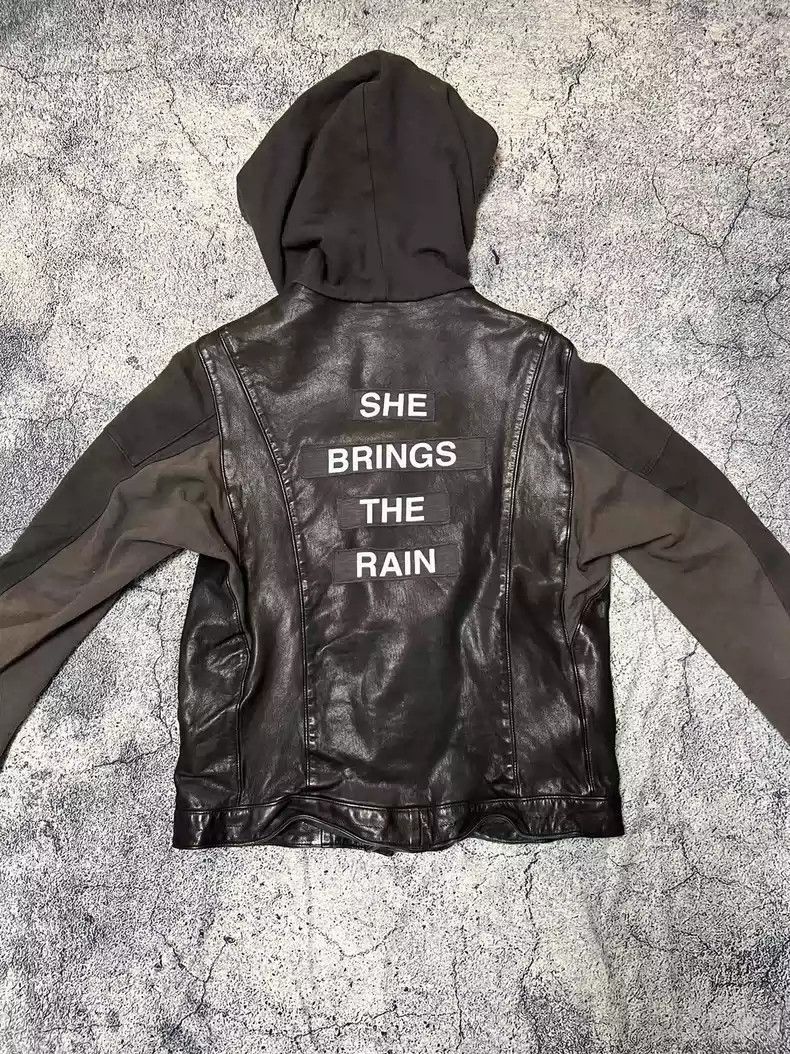 Undercover12ss She brings the rain leather