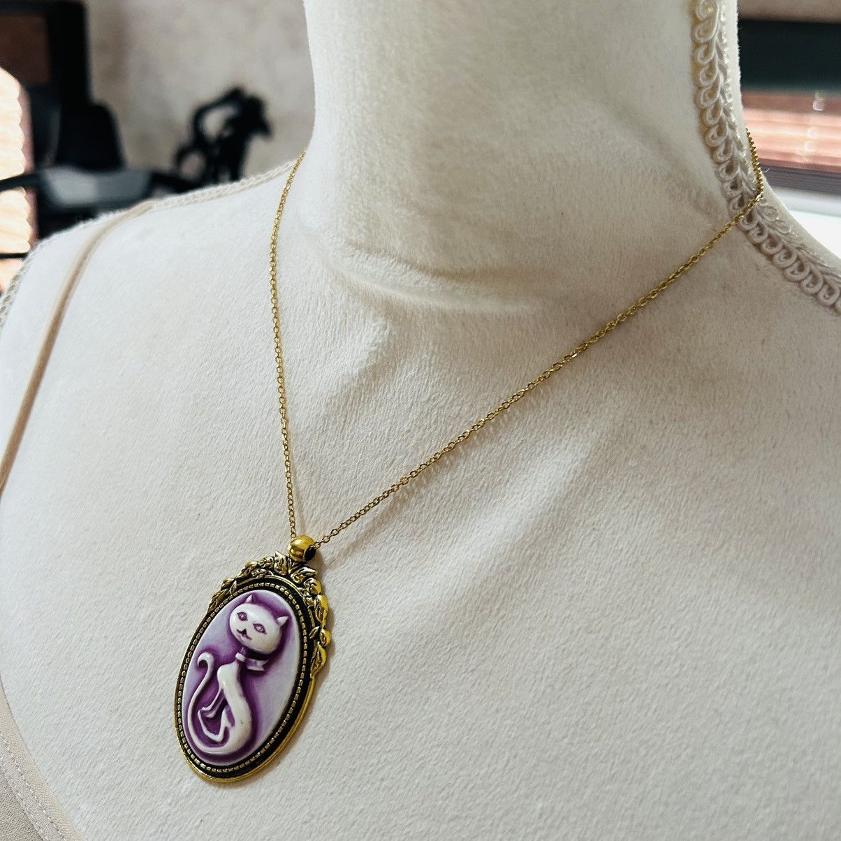 Handmade Handcrafted lilac sitting pretty kitty cat cameo necklace Size ONE SIZE - 4 Thumbnail