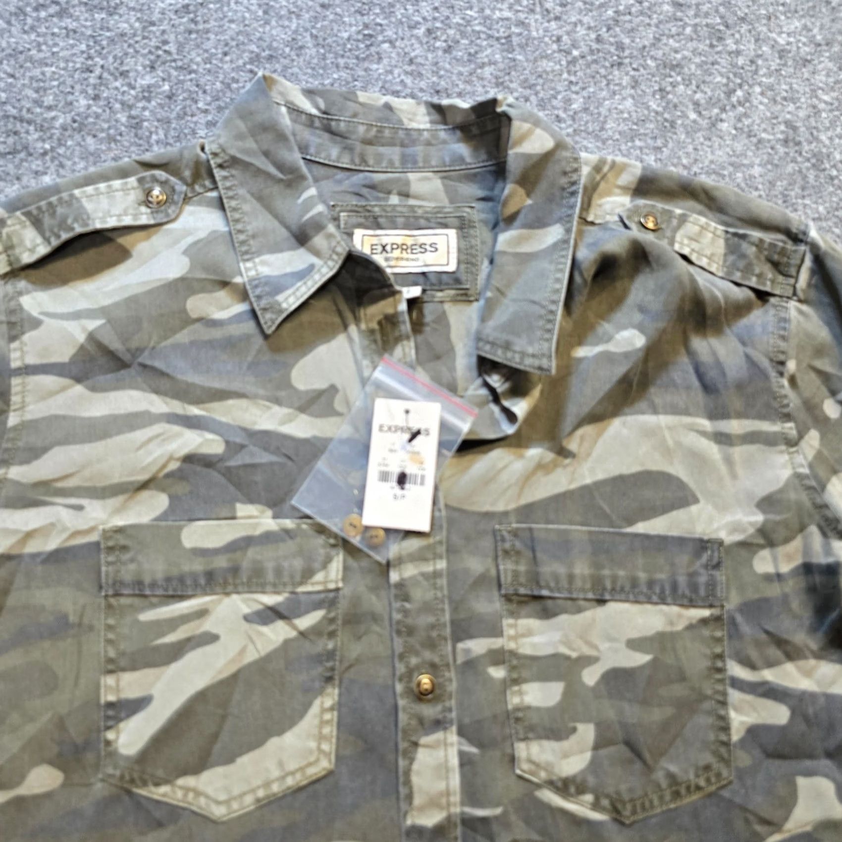 Express Express Top Womens Size Small Green Camo Boyfriend Fit Button Long Sleeve Casual Size S / US 4 / IT 40 - 2 Thumbnail