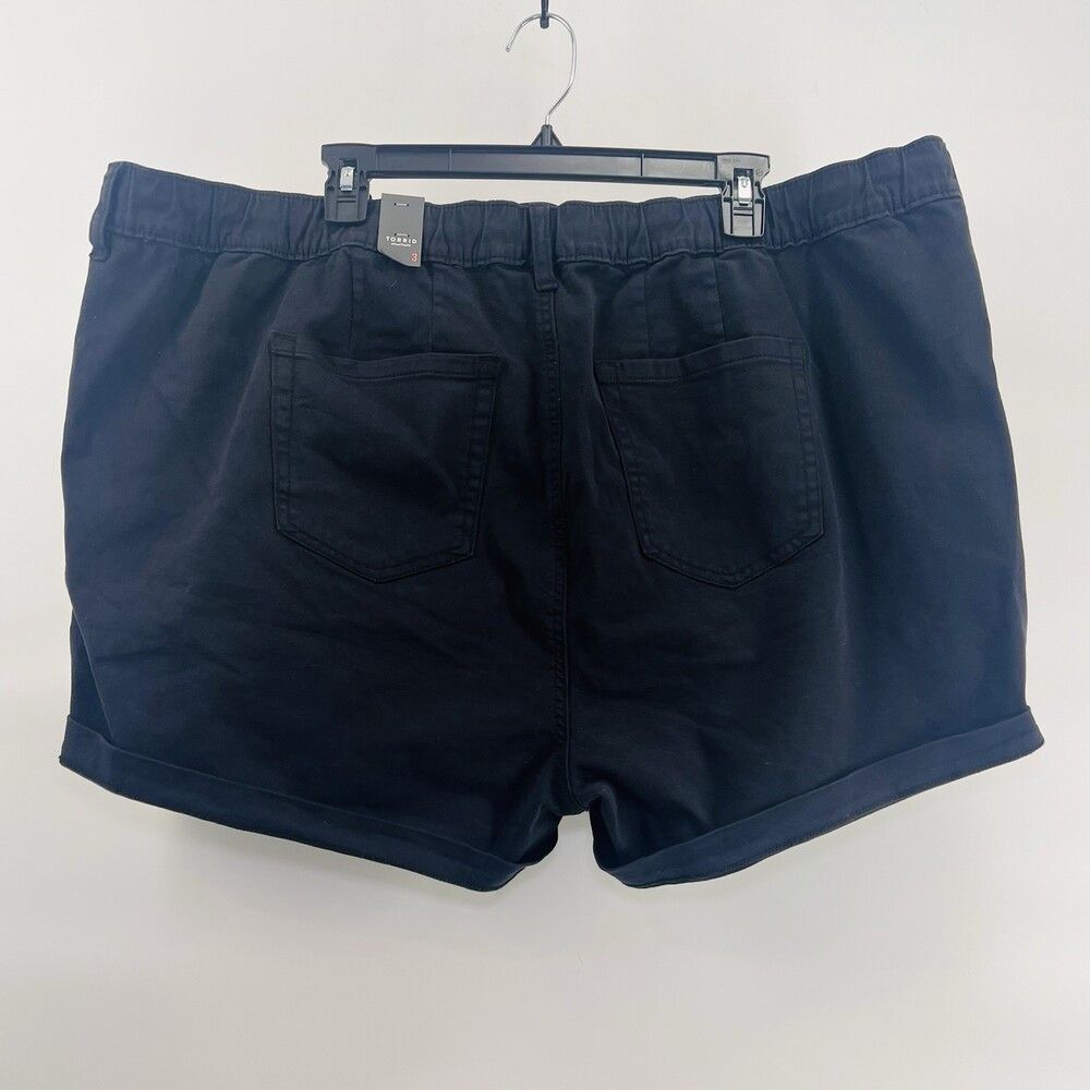 Torrid NWT Torrid 3.5” Pull-On Weekend Stretch Twill Stretch Short Size 40" / US 18 - 7 Thumbnail