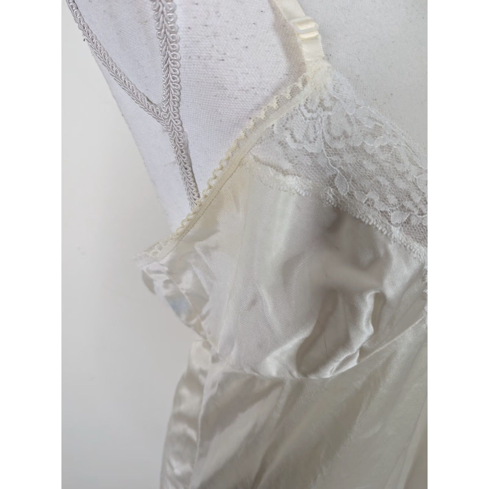 Vintage VINTAGE Delicates Slip Dress Nightgown Womens Medium White Satin Polyester Floral 36 D3S Size M / US 6-8 / IT 42-44 - 3 Thumbnail