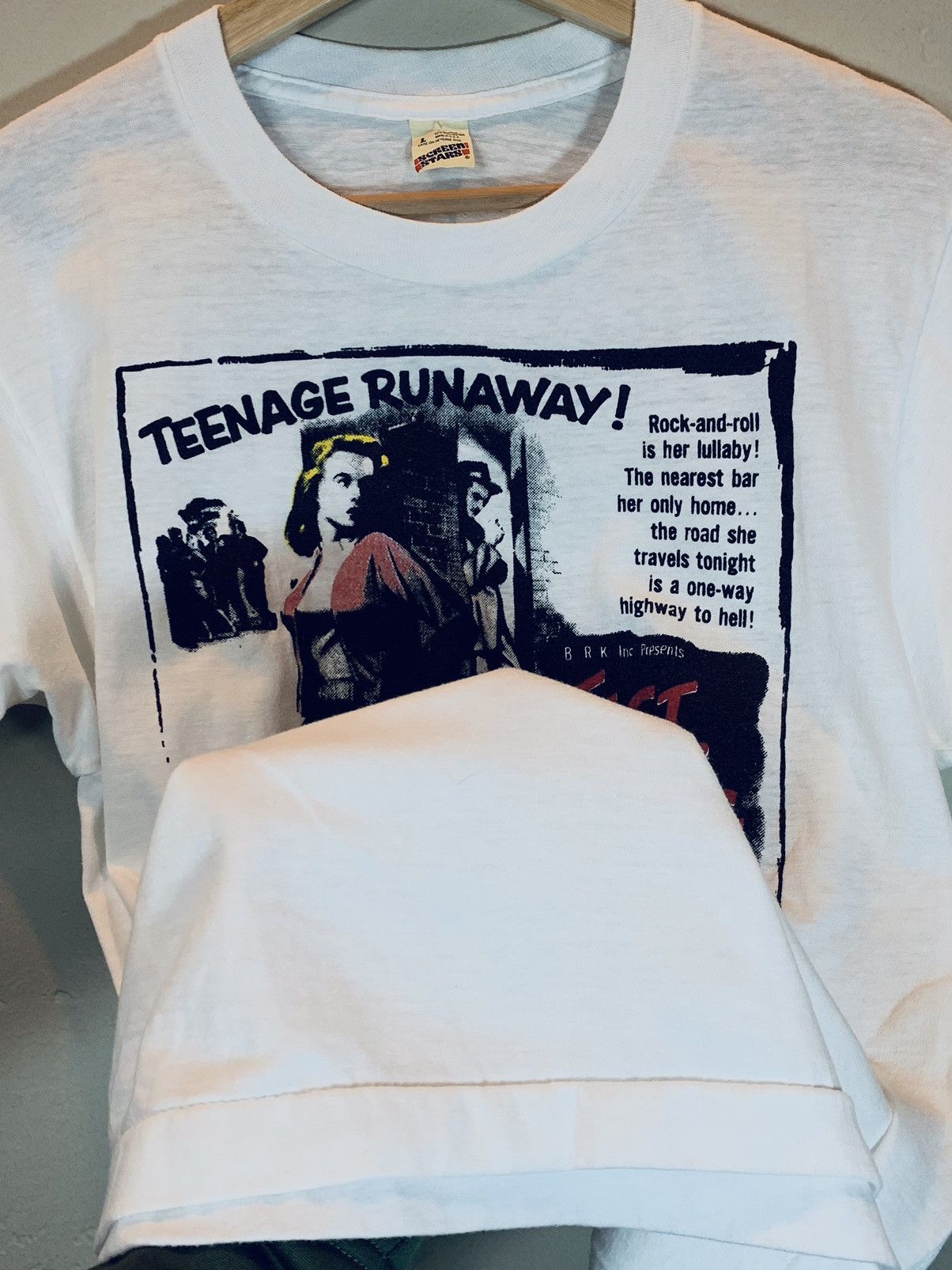 Vintage *RARE* Vintage Live Fast, Die Young Movie 1958 Promo T-Shirt Size US L / EU 52-54 / 3 - 4 Thumbnail