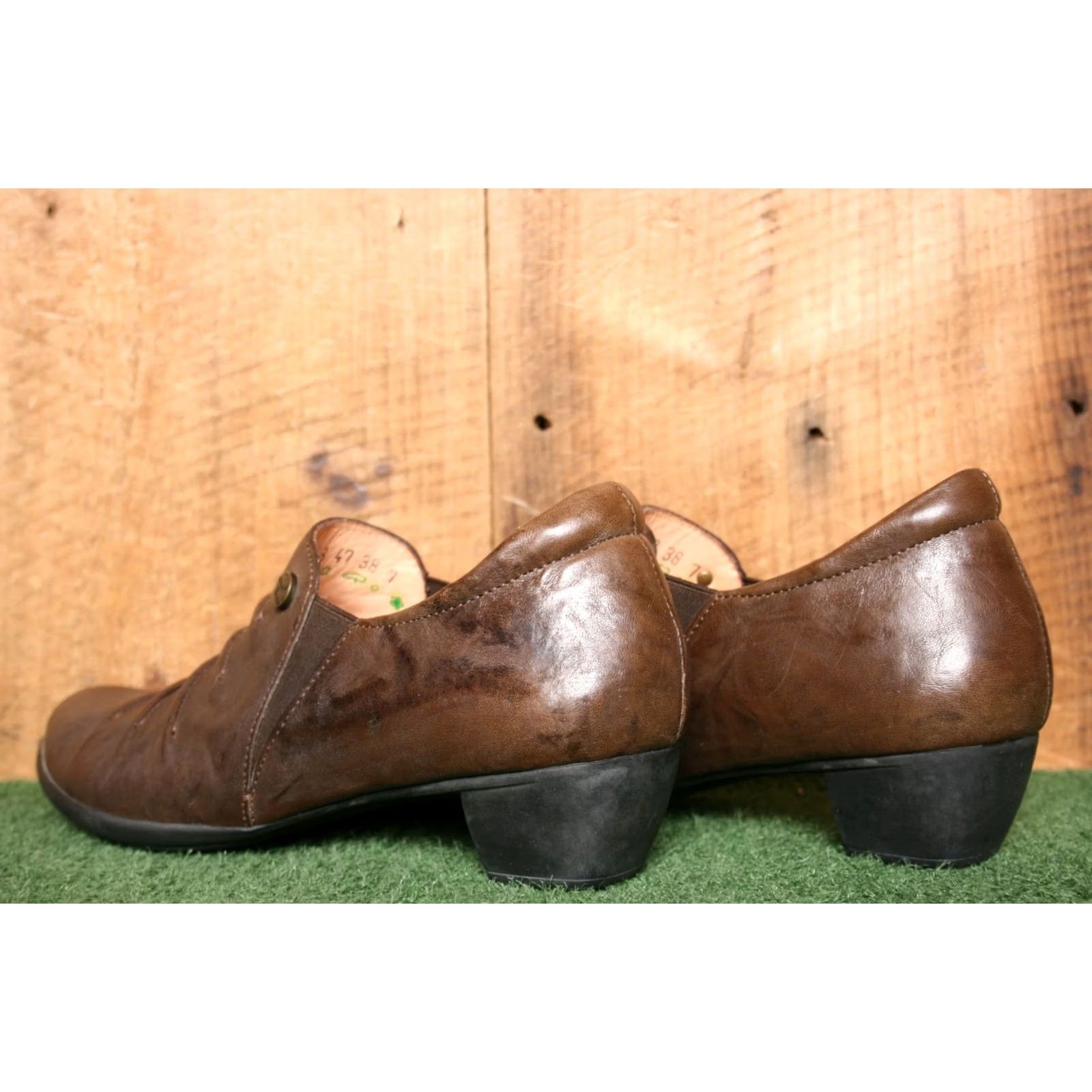 Vintage THINK! Brown Leather Pleated Dual Gore Slip-On Loafer EUR 38 | US 7.5-8 Womens Shoes Size US 7.5 / IT 37.5 - 3 Thumbnail