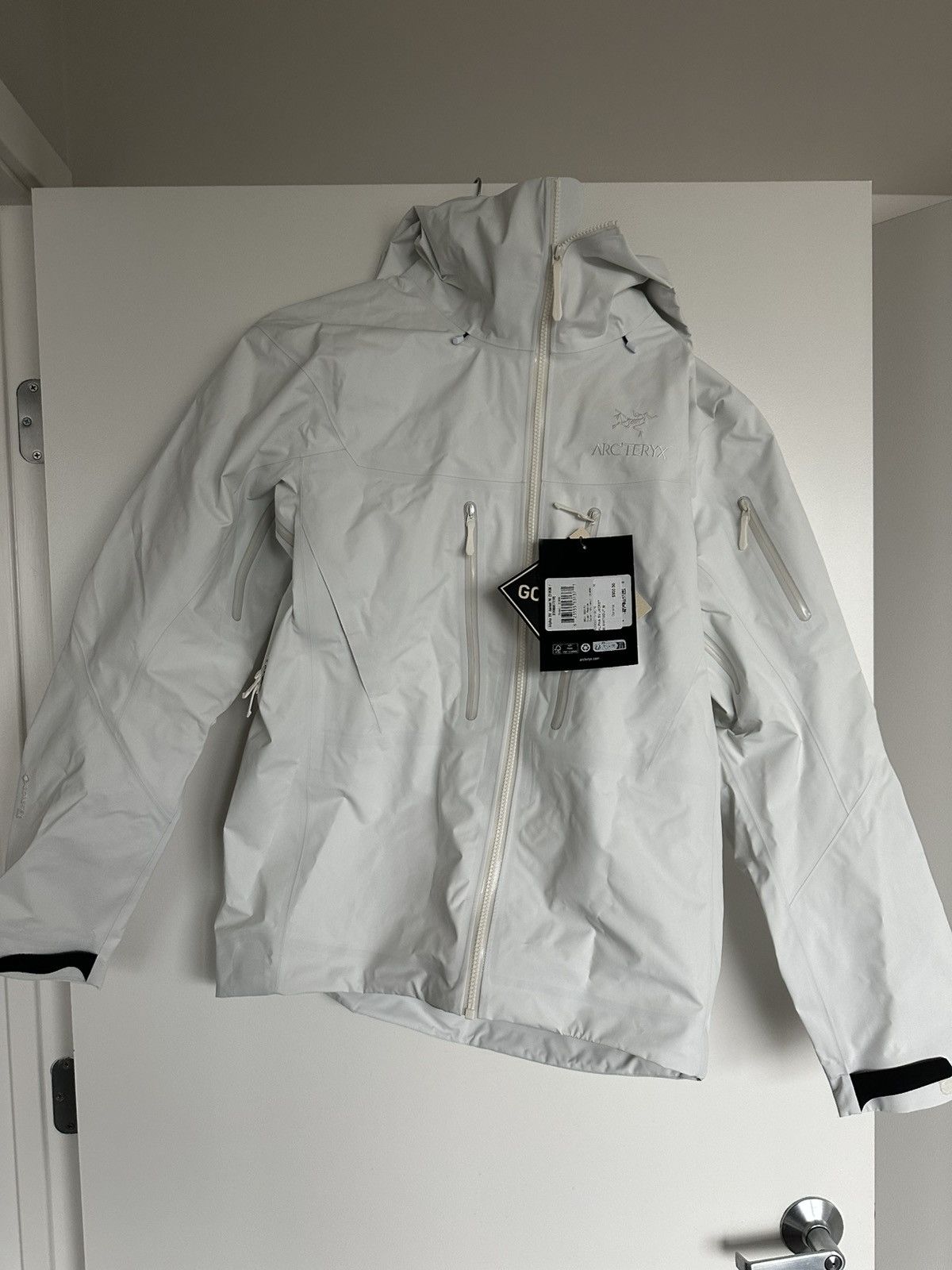 ARC’TERYX　アルファSV　whiteout　 Mサイズ Arc'teryx Alpha SV Jacket - Whiteout – Kith