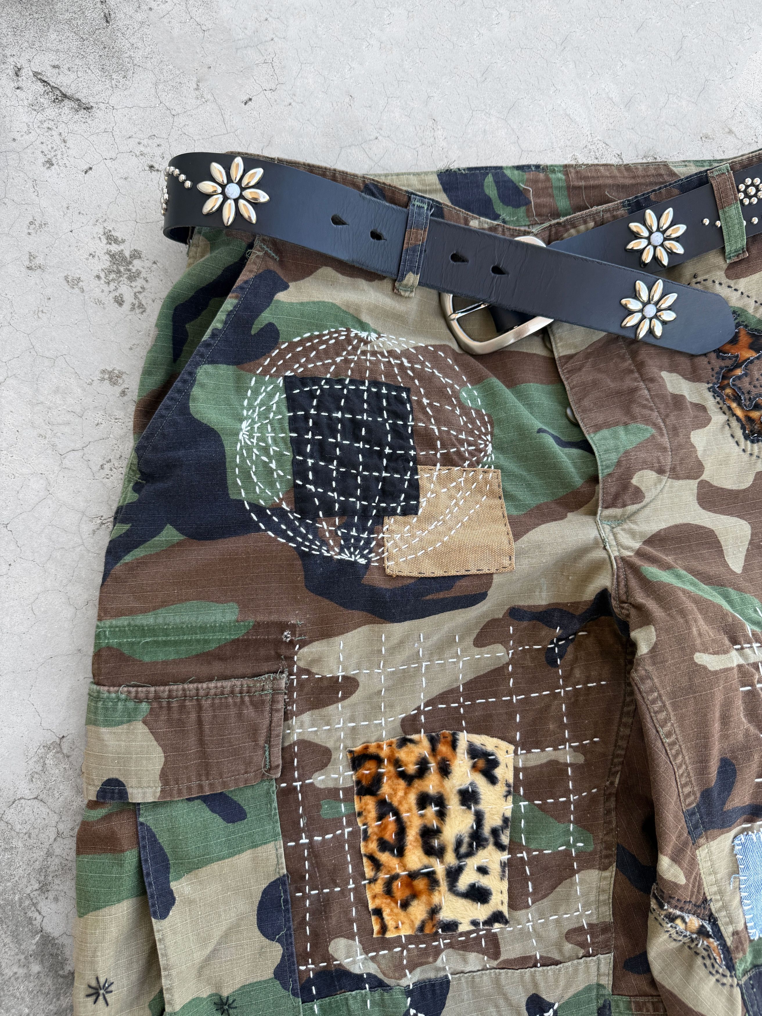 Japanese Brand 1995s VINTAGE CAMO CARGO SASHIKO PATCH SHORTS Size US 34 / EU 50 - 8 Thumbnail
