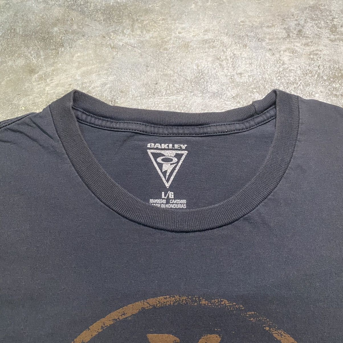 Oakley y2k Oakley Lightning Graphic Streetwear T Shirt Size US L / EU 52-54 / 3 - 2 Thumbnail