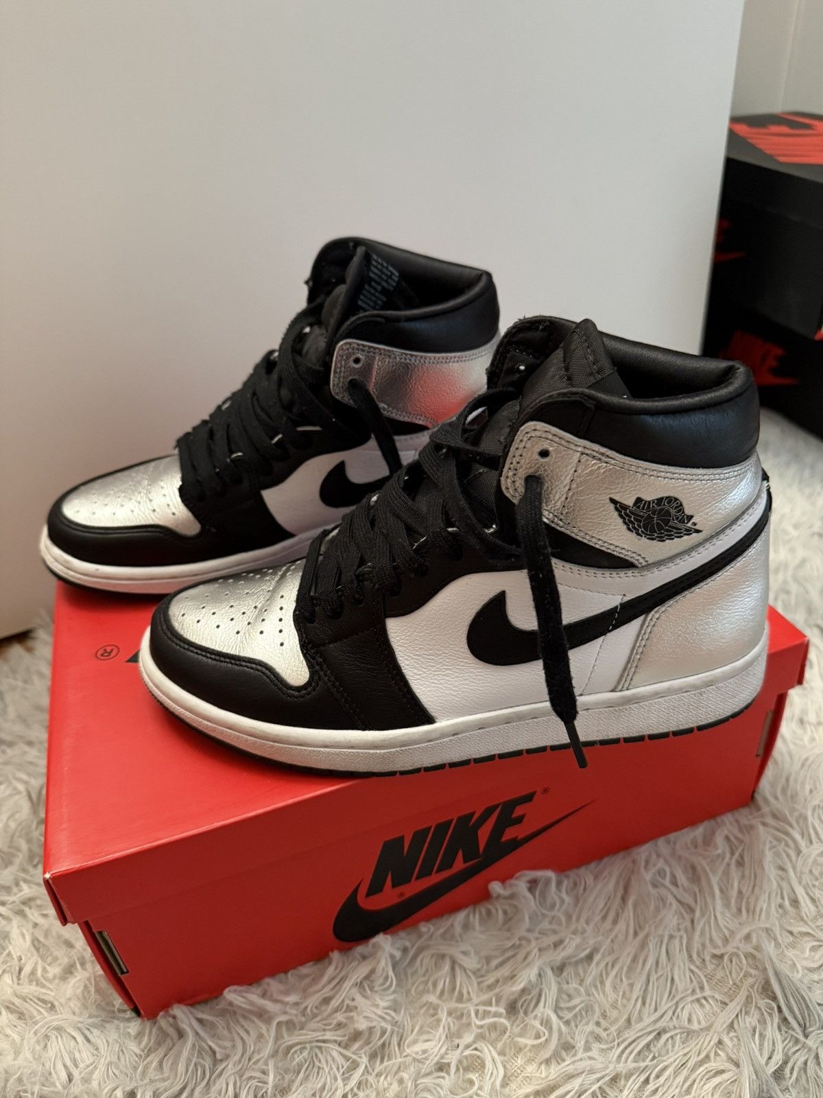 Jordan Brand WMNS Air Jordan Retro 1 High OG Silver Toe Size US 7.5 / IT 37.5 - 8 Thumbnail
