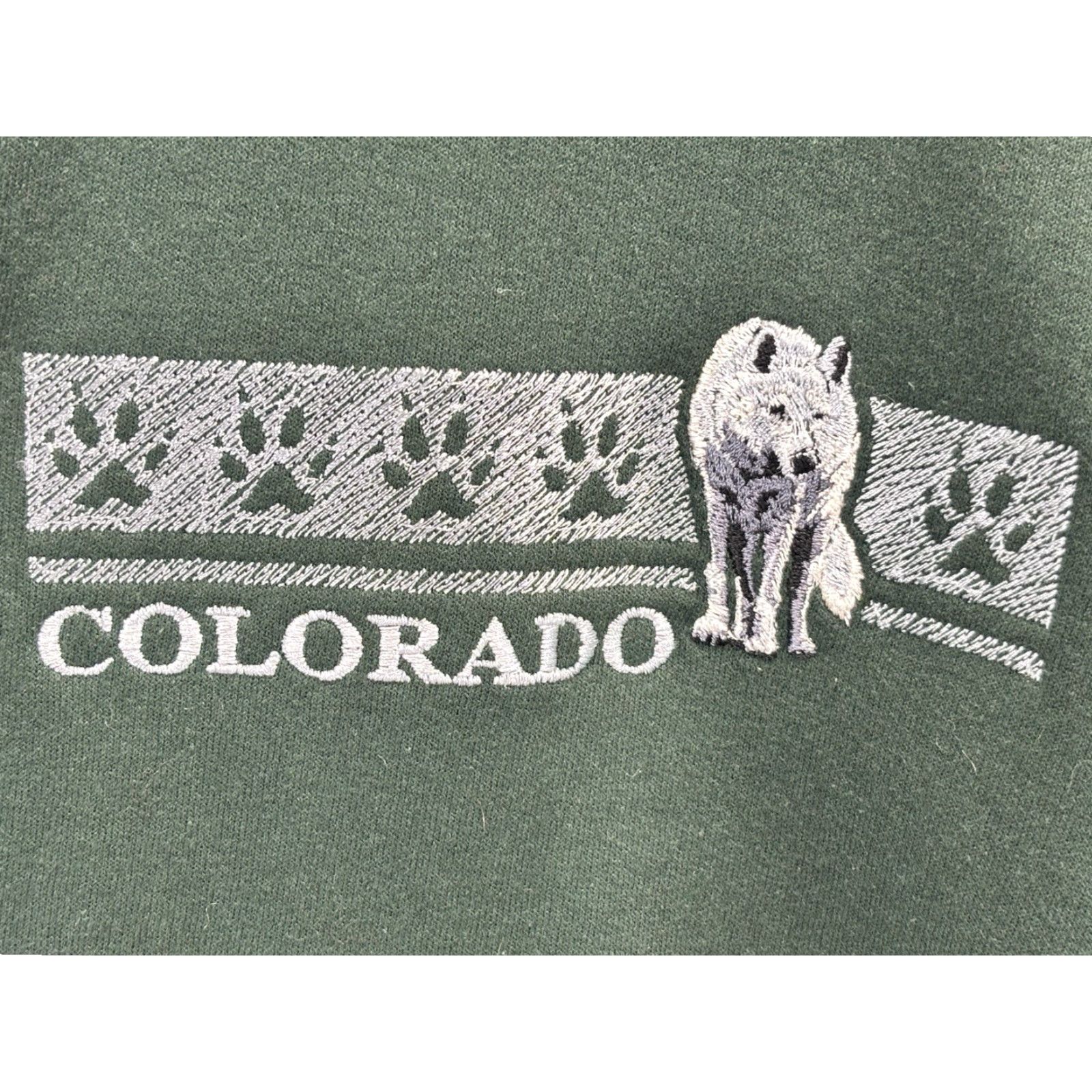 Gildan Vintage Gildan Sweatshirt Men’s Large Green Wolf Embroidered Crew Neck Nature 90s Size US L / EU 52-54 / 3 - 3 Thumbnail