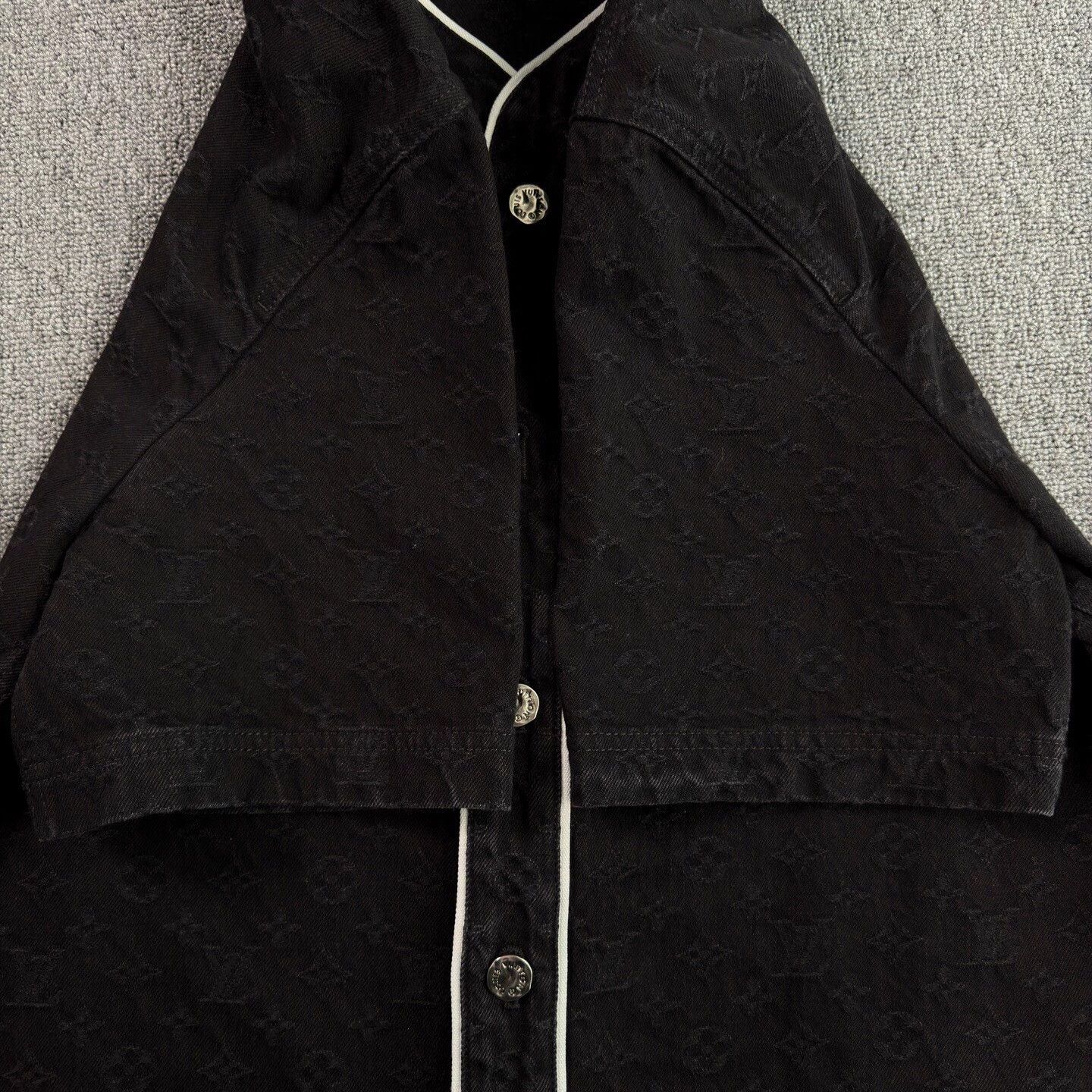 Louis Vuitton LV monogram black short-sleeve M like new Size US M / EU 48-50 / 2 - 6 Thumbnail