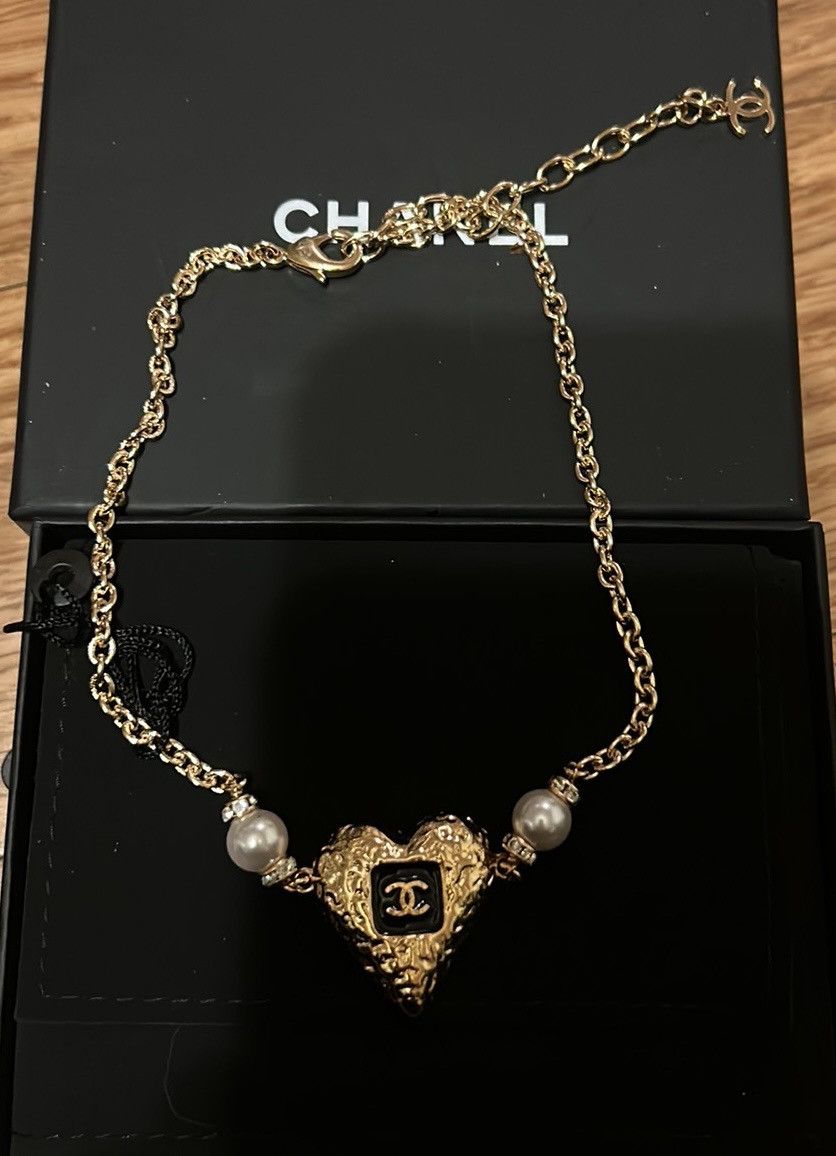 Chanel CHANEL Resin Crystal Pearl Chain Heart CC Pendant Necklace Size ONE SIZE - 2 Thumbnail