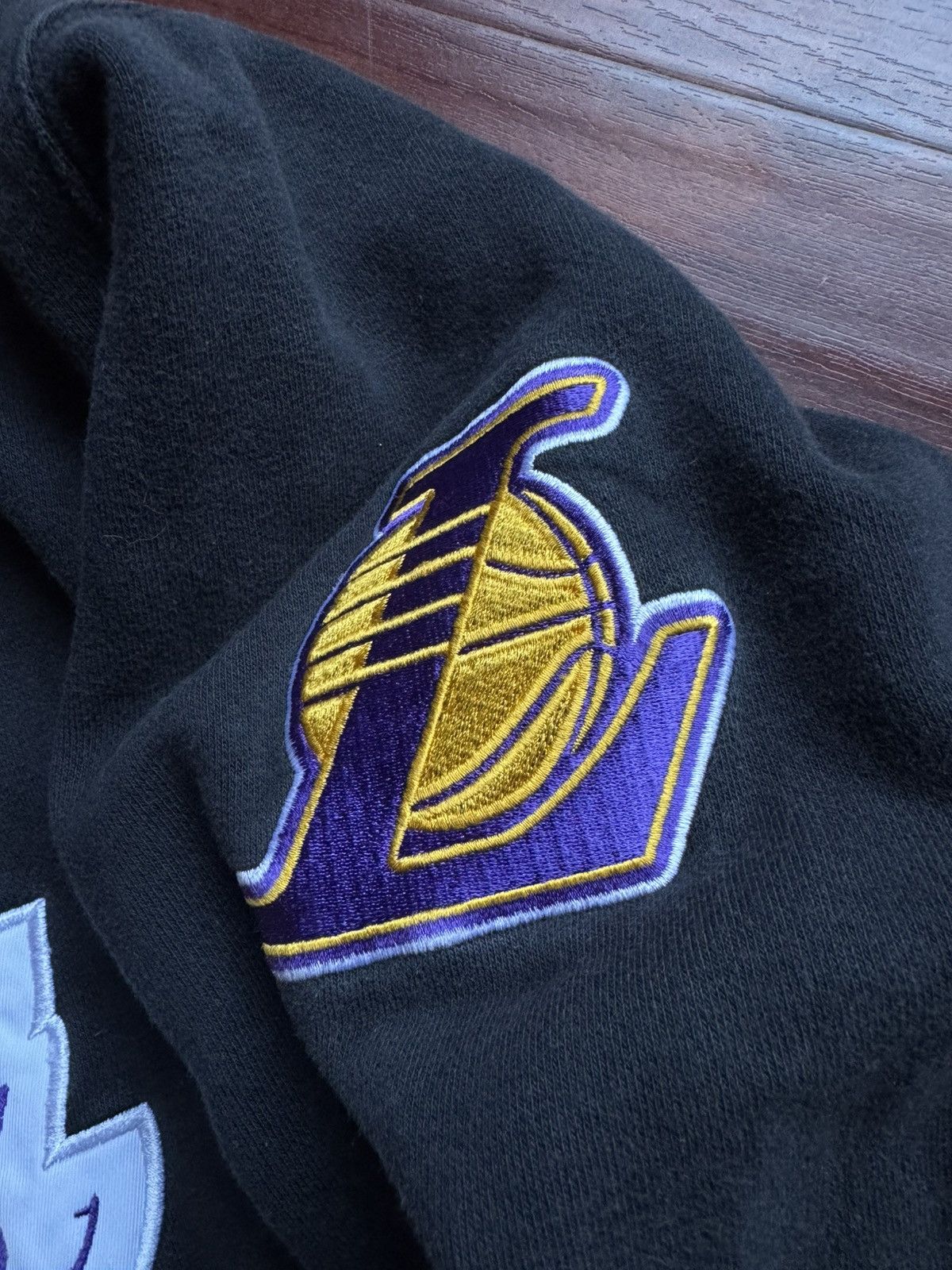 Nike × Vintage Vintage nike los Angeles lakers hoodie kobe middle swoosh Size US L / EU 52-54 / 3 - 3 Thumbnail