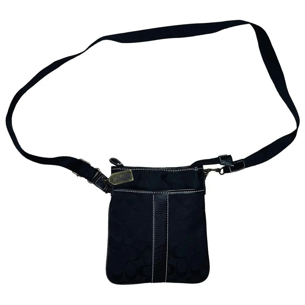 Coach monogram shoulder bag Measurements: 20x22x1cm