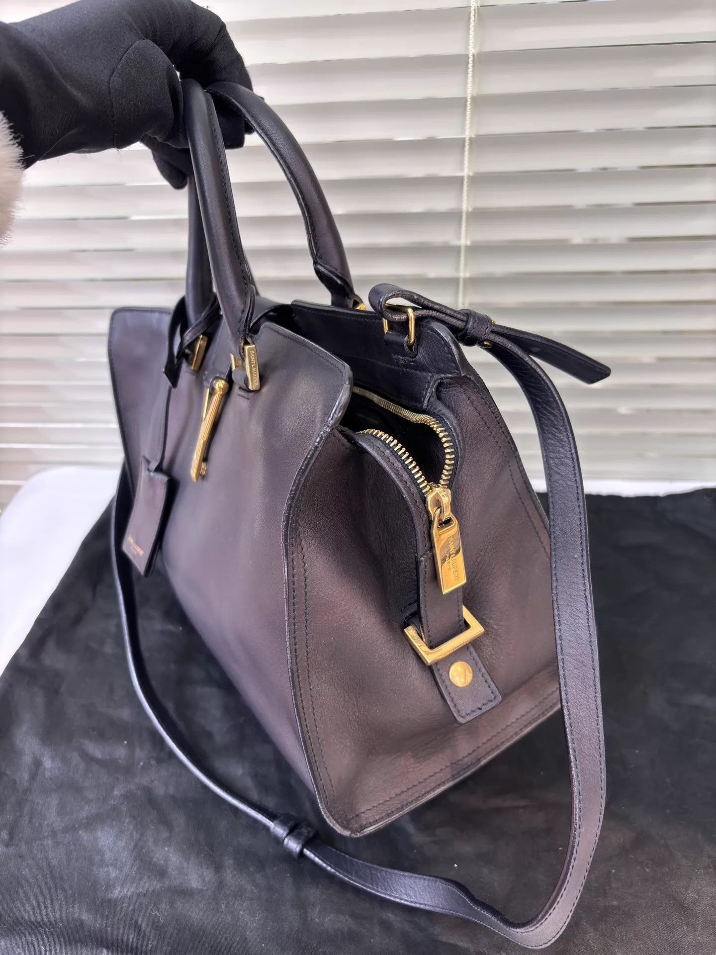 Yves Saint Laurent YSL 9/10 Black Leather Y-Buckle Tote, Cracked Edge, Dust Bag Size ONE SIZE - 4 Thumbnail