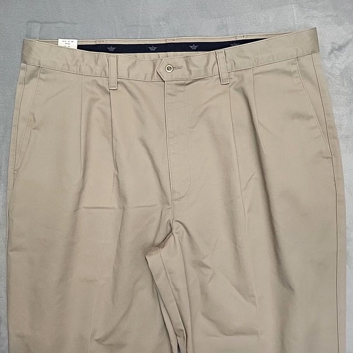 Dockers VINTAGE Dockers Pants Mens 40x29 Khakis Twill Chino Pleated 100% Cotton Beige Pants Mens 40 Regular Straight Pocket Slit Baggy Boys Womens Size US 40 / EU 56 - 3 Thumbnail