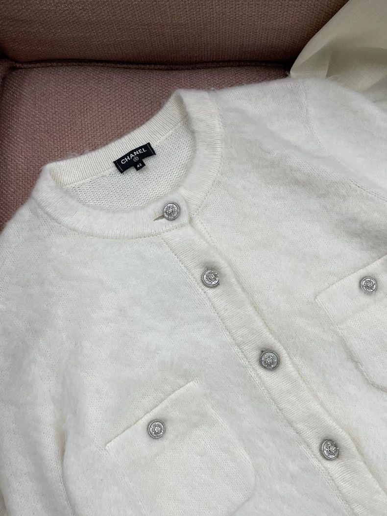 Chanel Snow series white snowflake diamond buckle cashmere