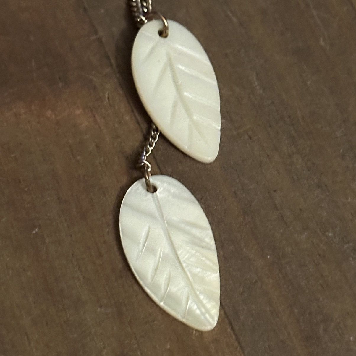 Other Gold tone mother of pearl leaves drop pendant necklace Size ONE SIZE - 4 Thumbnail