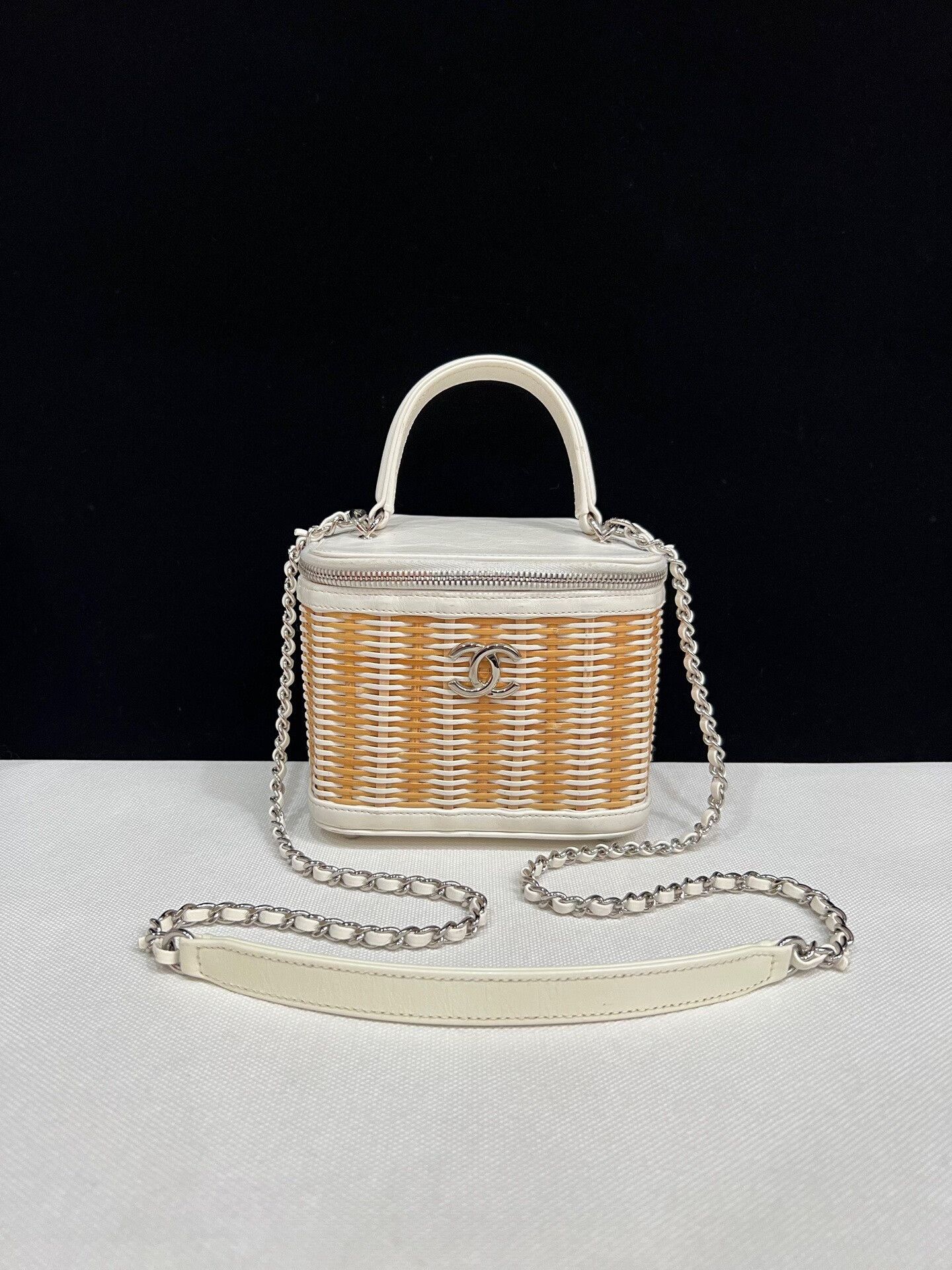 Chanel Pre-loved Bag Very good condition Size ONE SIZE - 1 Thumbnail