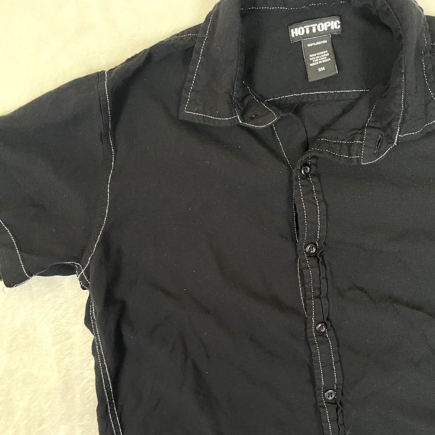 Hot Topic Hot Topic Mens Black Solid Short Sleeve Button-Front Shirt Small S Rayon Casual Goth Summer Size S / US 4 / IT 40 - 3 Thumbnail