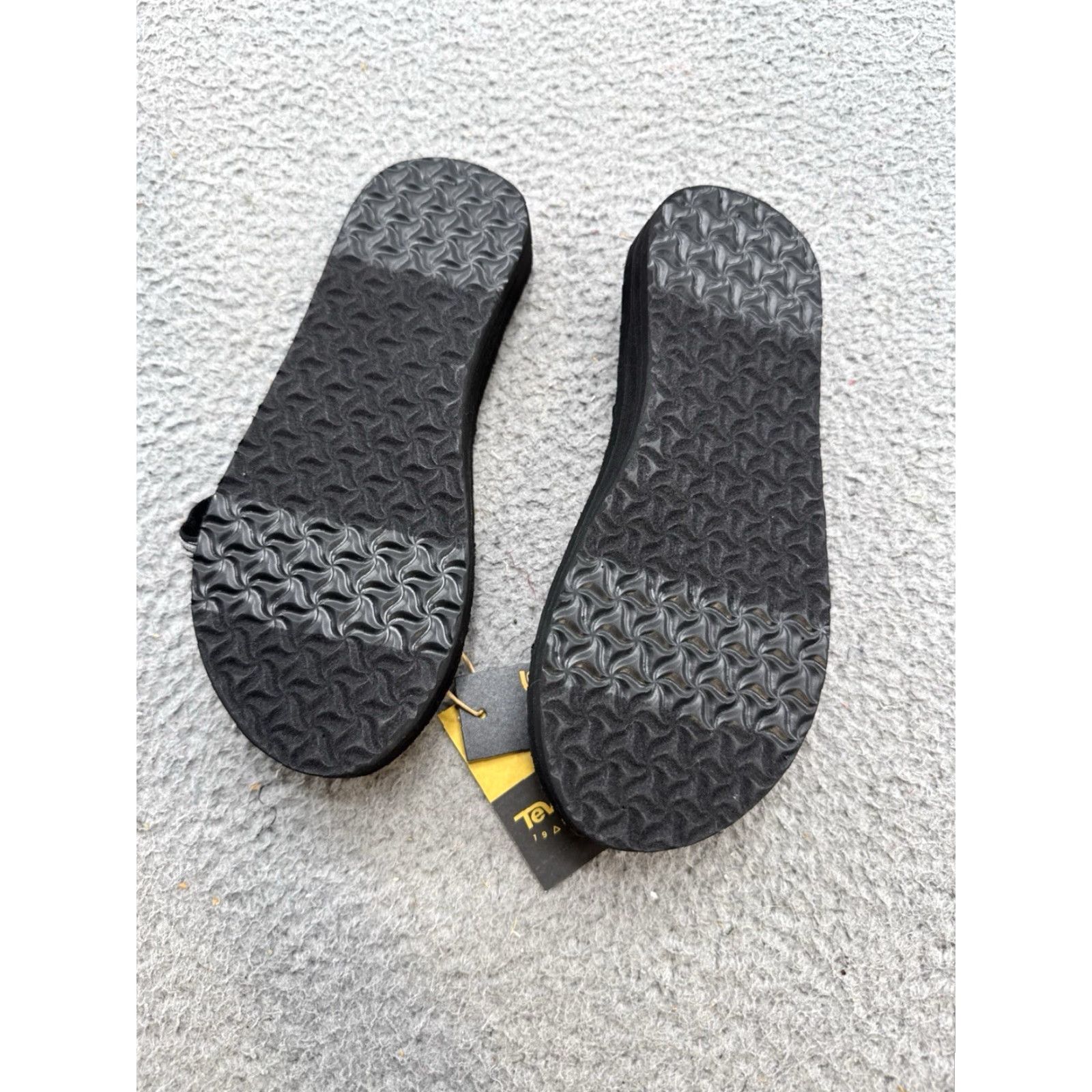 Teva Teva Olowahu Palms Sandal Women’s Size 5 Black Flip Flops Summer NEW Size US 5 / IT 35 - 5 Thumbnail