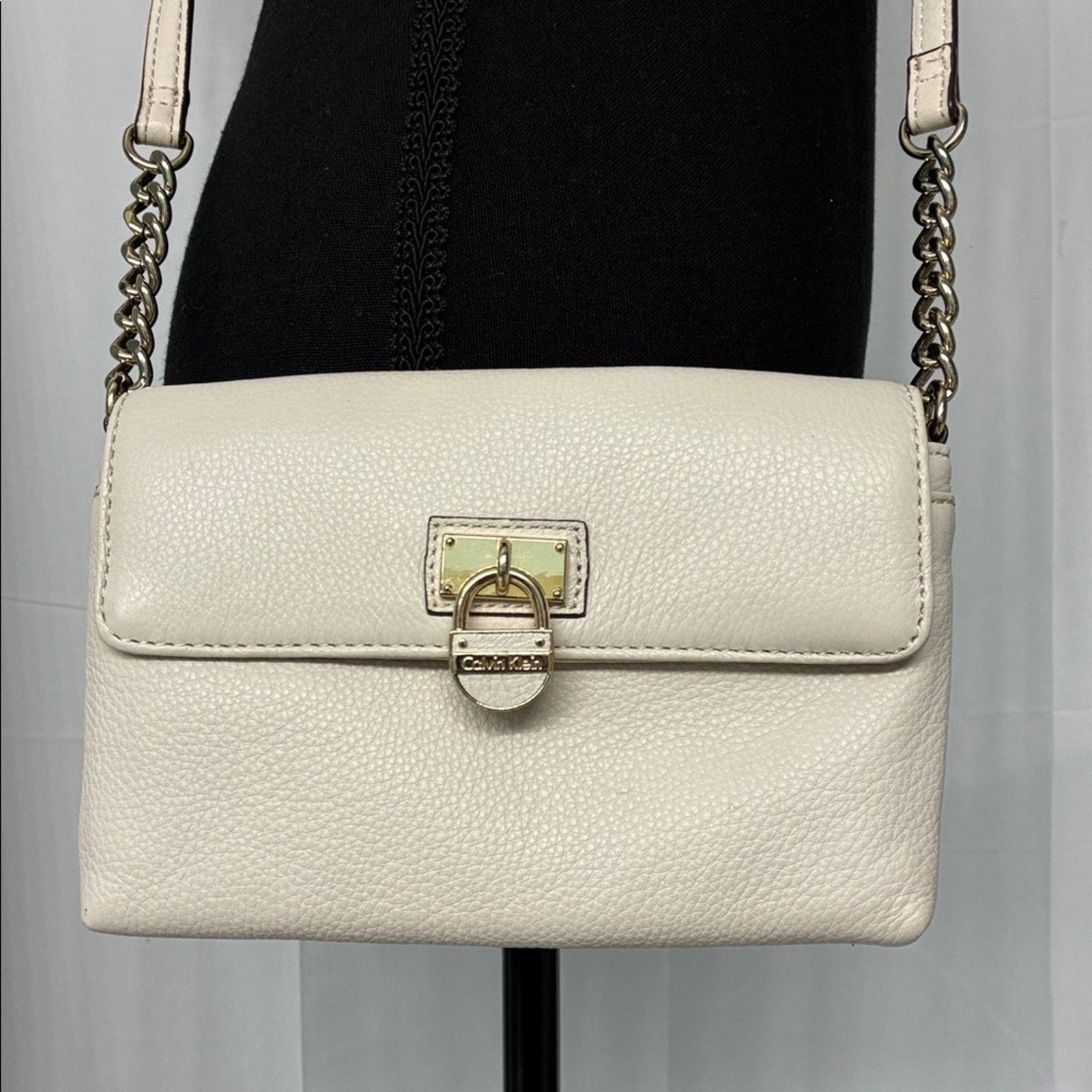 Calvin Klein Y2K Vintage Calvin Klein Cream Leather Crossbody Size ONE SIZE - 2 Thumbnail