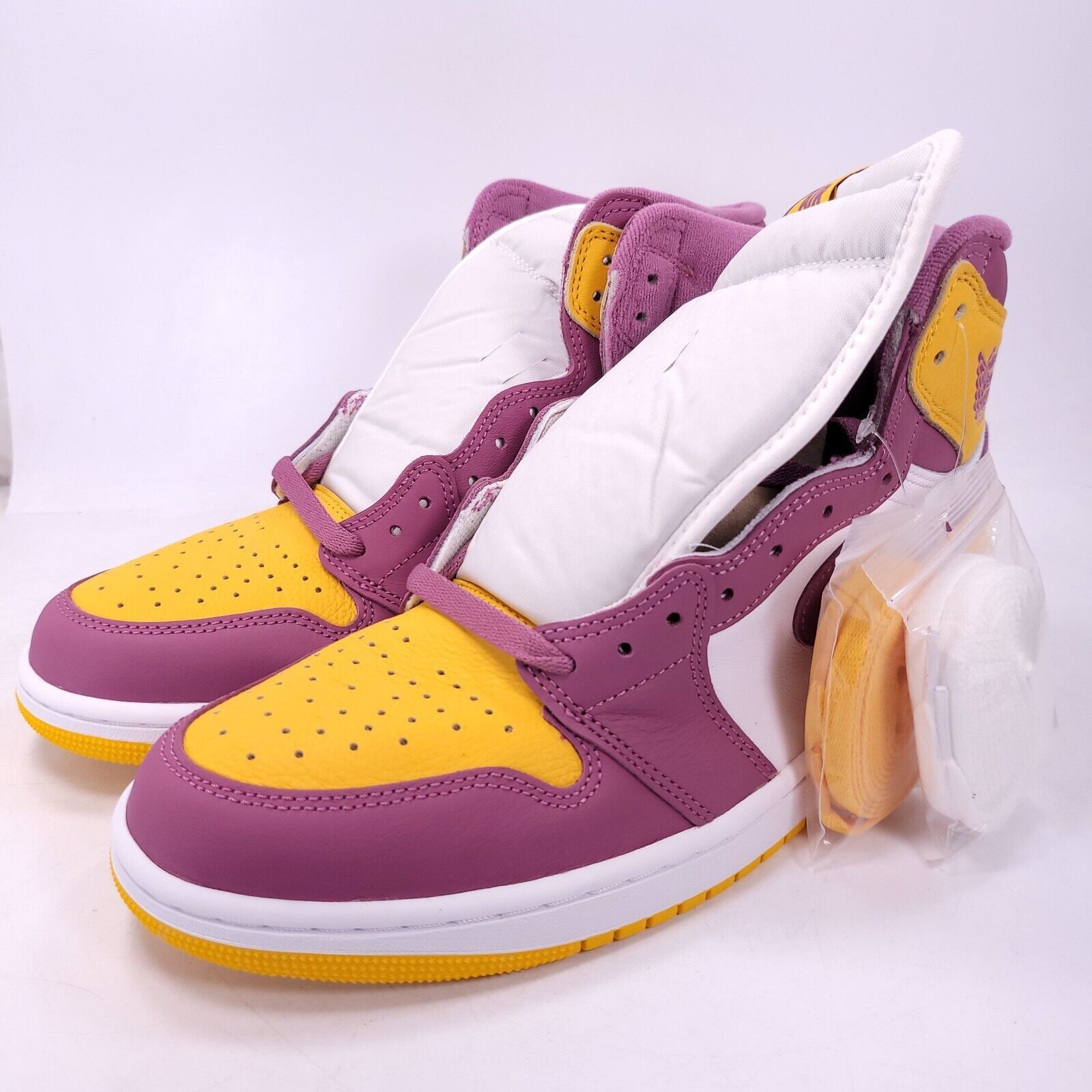 Nike Nike Air Jordan 1 Retro High Basketball Size 10.5 555088-706 Size US 10.5 / EU 43-44 - 1 Thumbnail