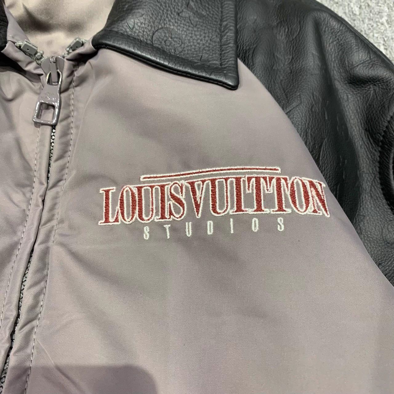 Louis Vuitton LV Monogram embossed portrait panel bball 48 95new Size US M / EU 48-50 / 2 - 9 Thumbnail