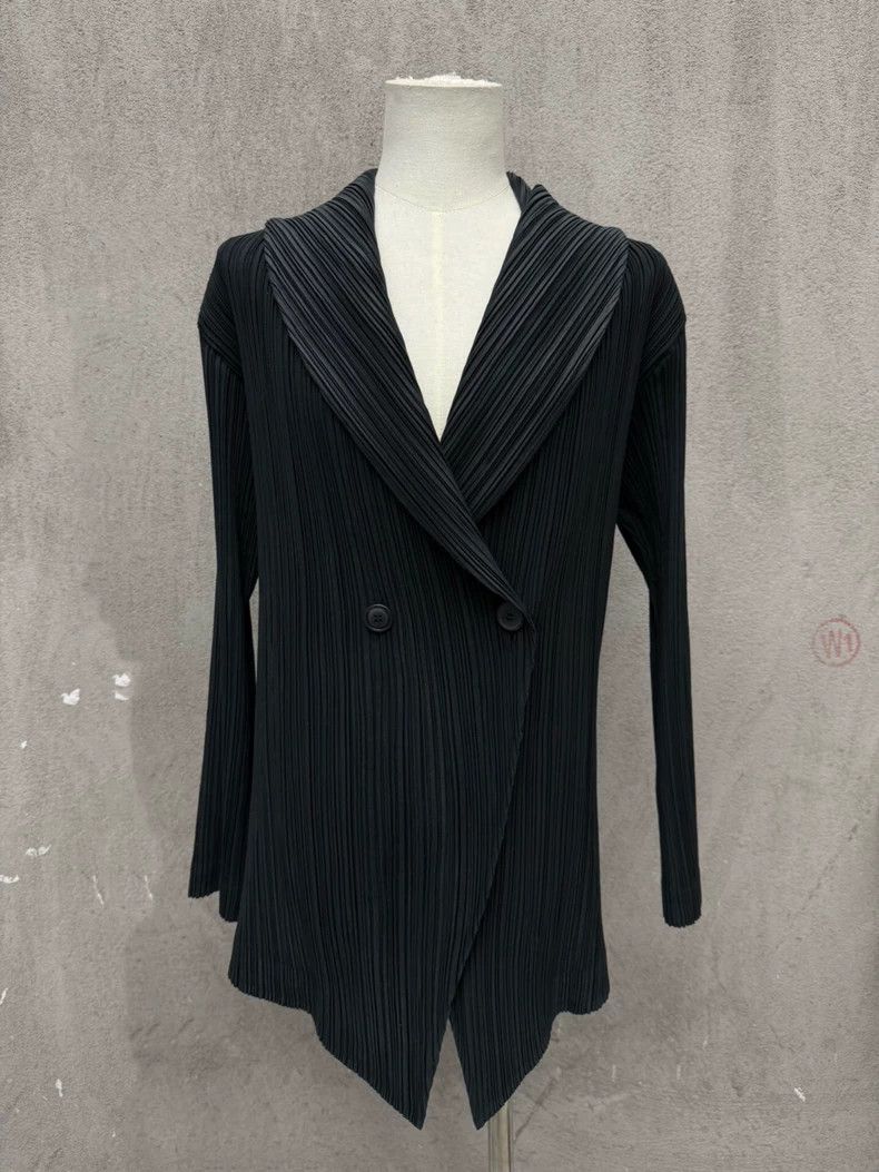 Issey Miyake Issey Miyake Black and green swallowtail pleated coat Size M / US 6-8 / IT 42-44 - 1 Thumbnail