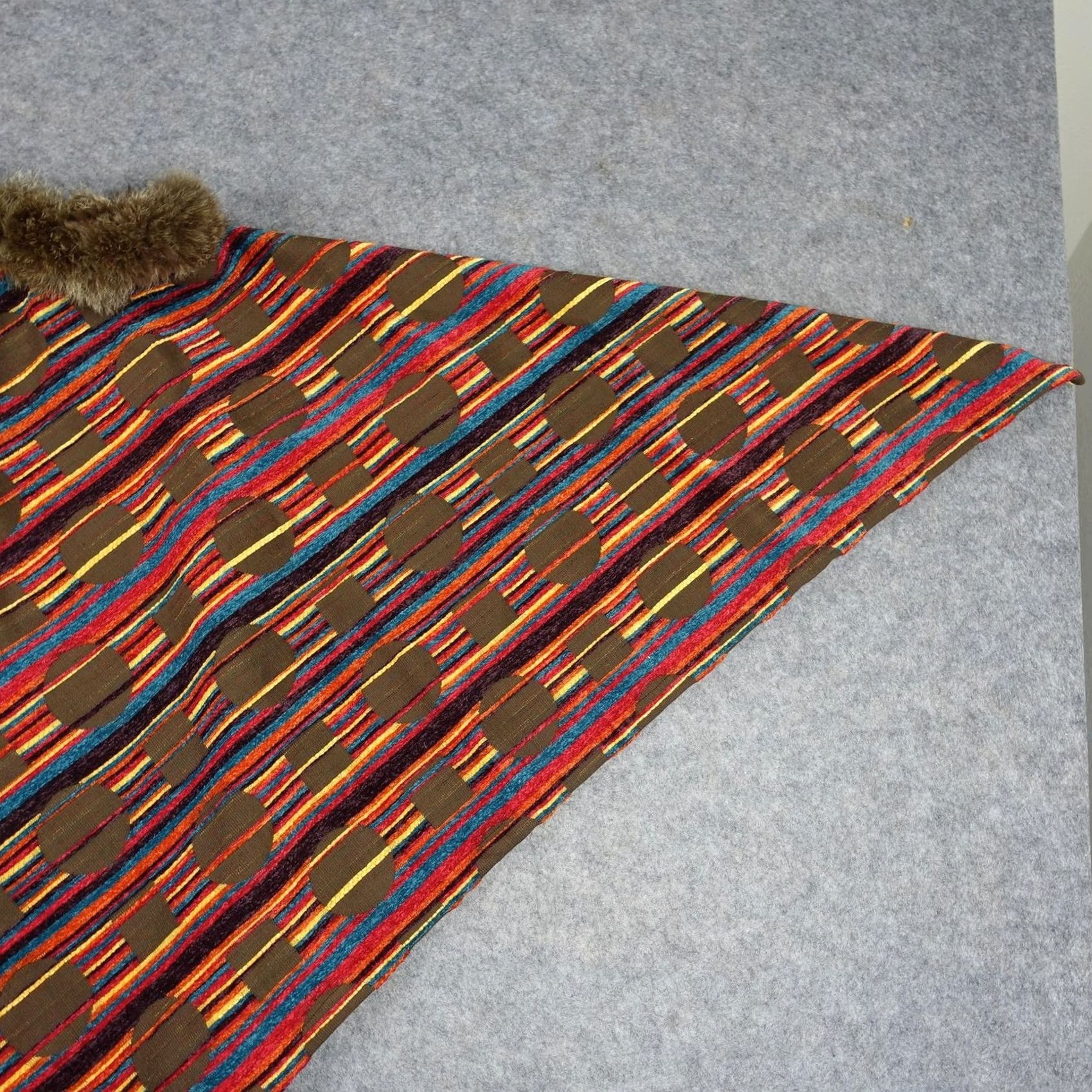 Vintage VINTAGE Cape Women One Size Poncho Faux Fur Trim Boho Wrap Geometric Knit Brown Unbranded Size ONE SIZE - 5 Thumbnail
