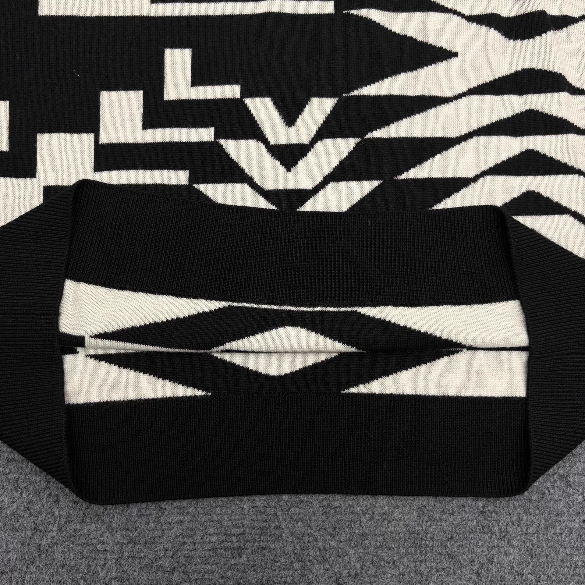 Louis Vuitton lv black white jacquard logo wool sweater M NWT ITALY Size US M / EU 48-50 / 2 - 5 Thumbnail