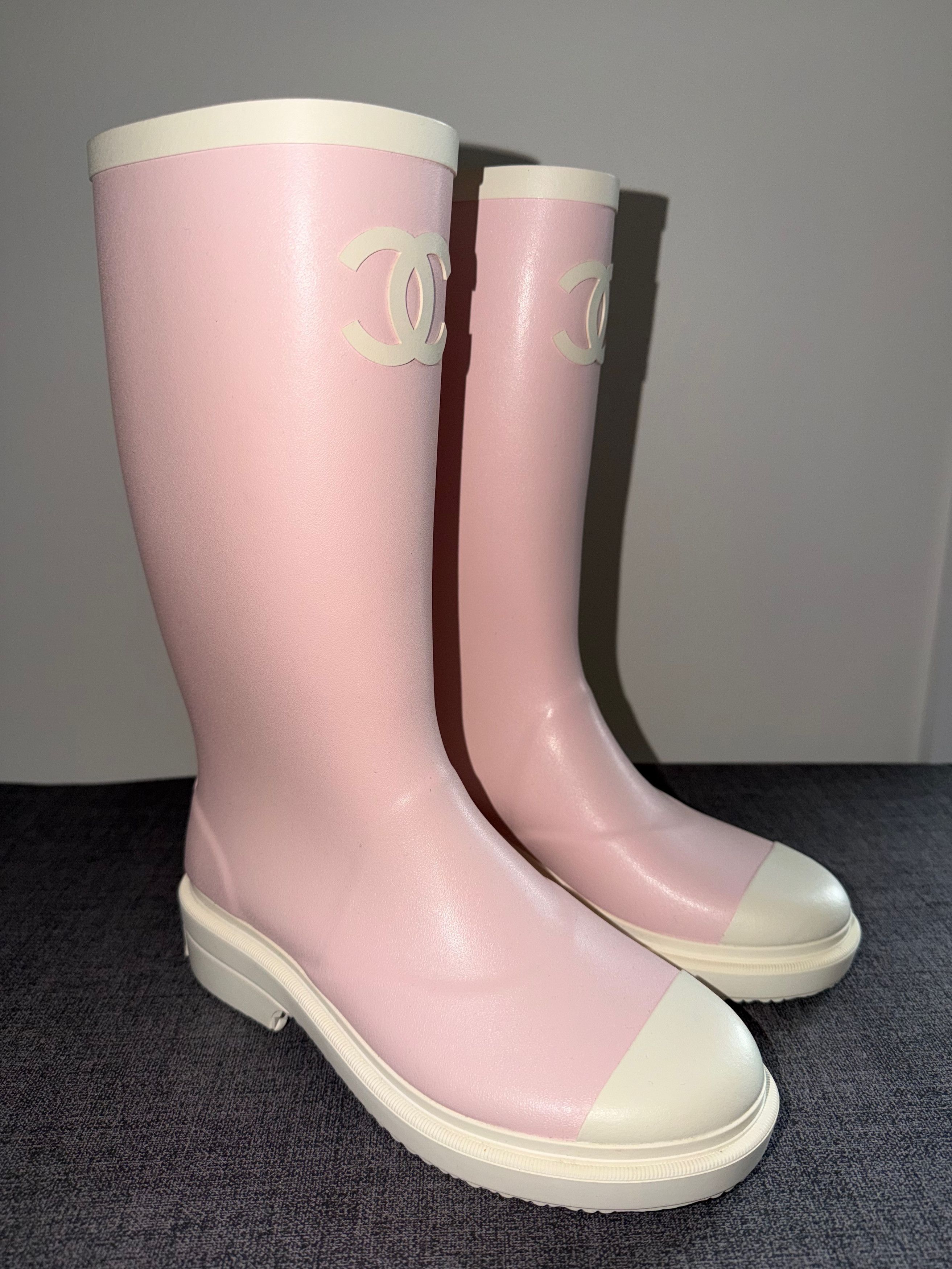 Chanel Chanel 26C White CC Logo High Pull On Rubber Rain Boots 39 Size US 9 / IT 39 - 4 Thumbnail