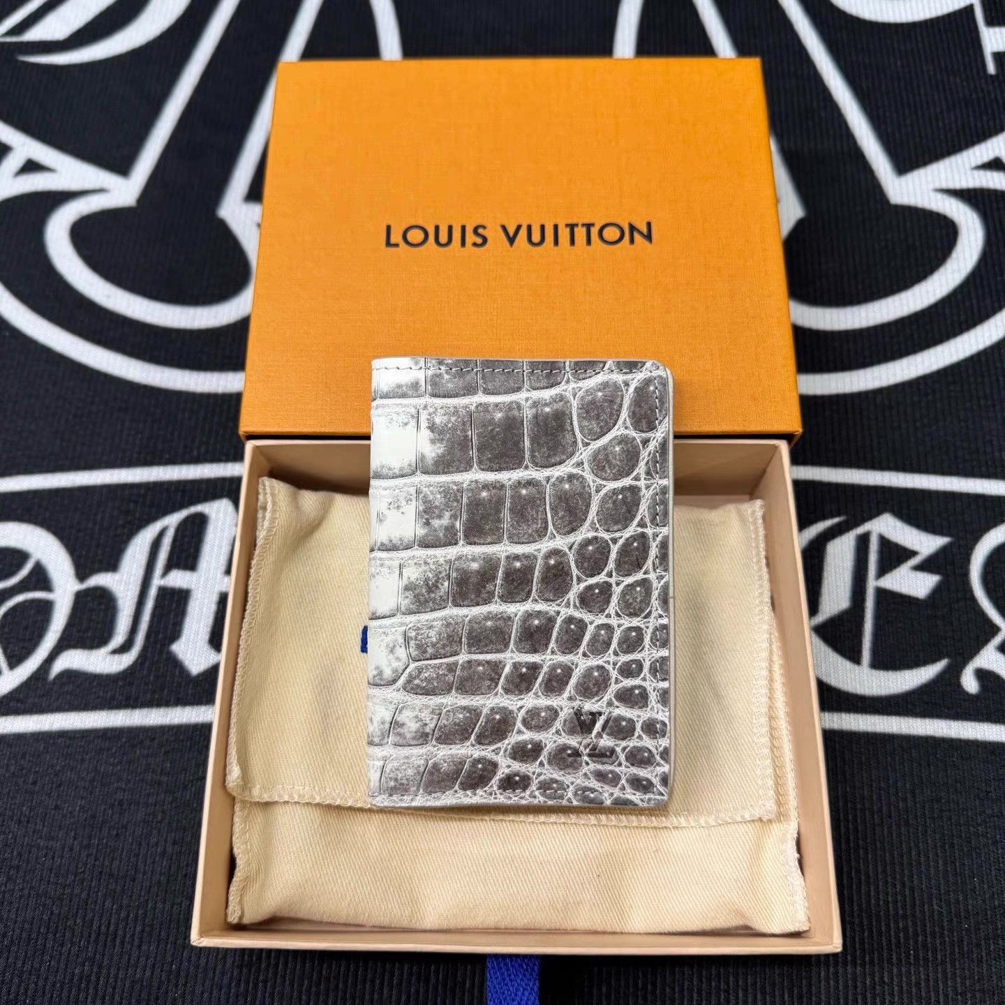 Louis Vuitton Silver Crocodile-Embossed Wallet Size ONE SIZE - 1 Thumbnail