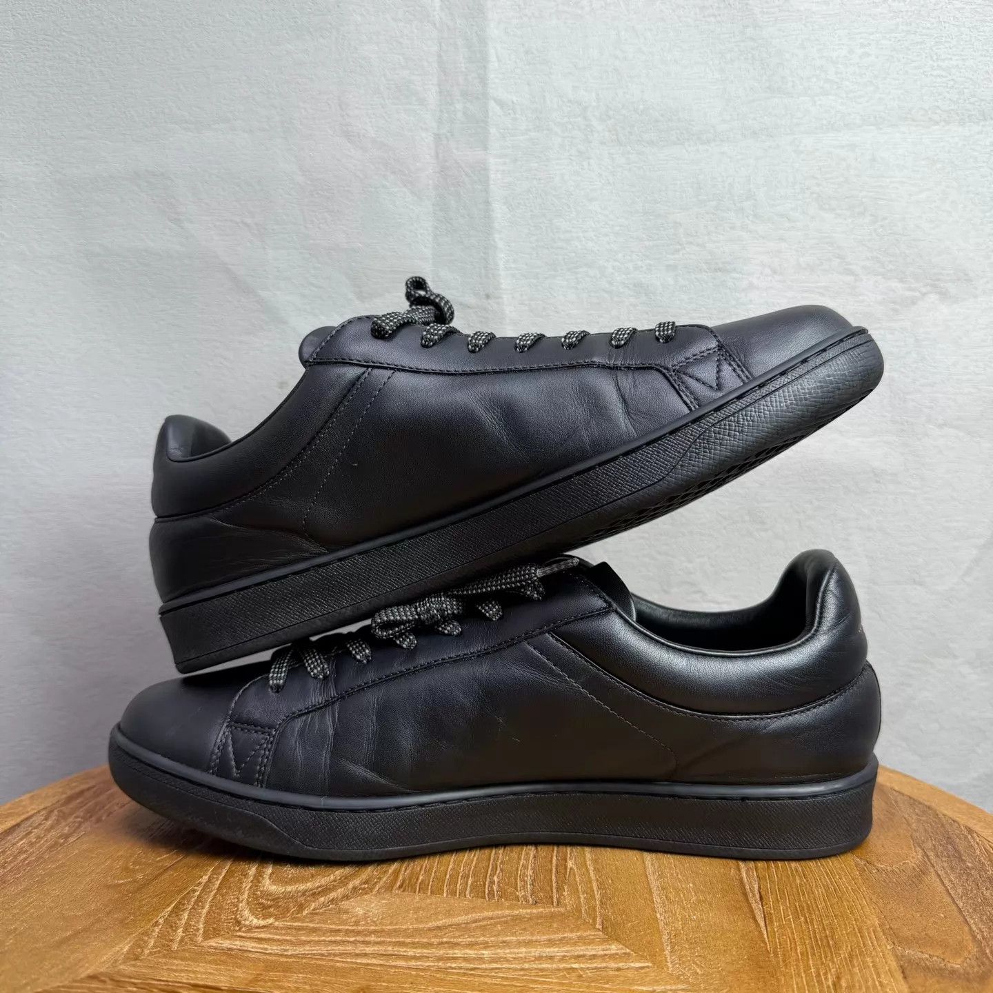 Louis Vuitton LV logo black leather sneaker 98 new Uk7/EU41 Size US 8 / EU 41 - 5 Thumbnail