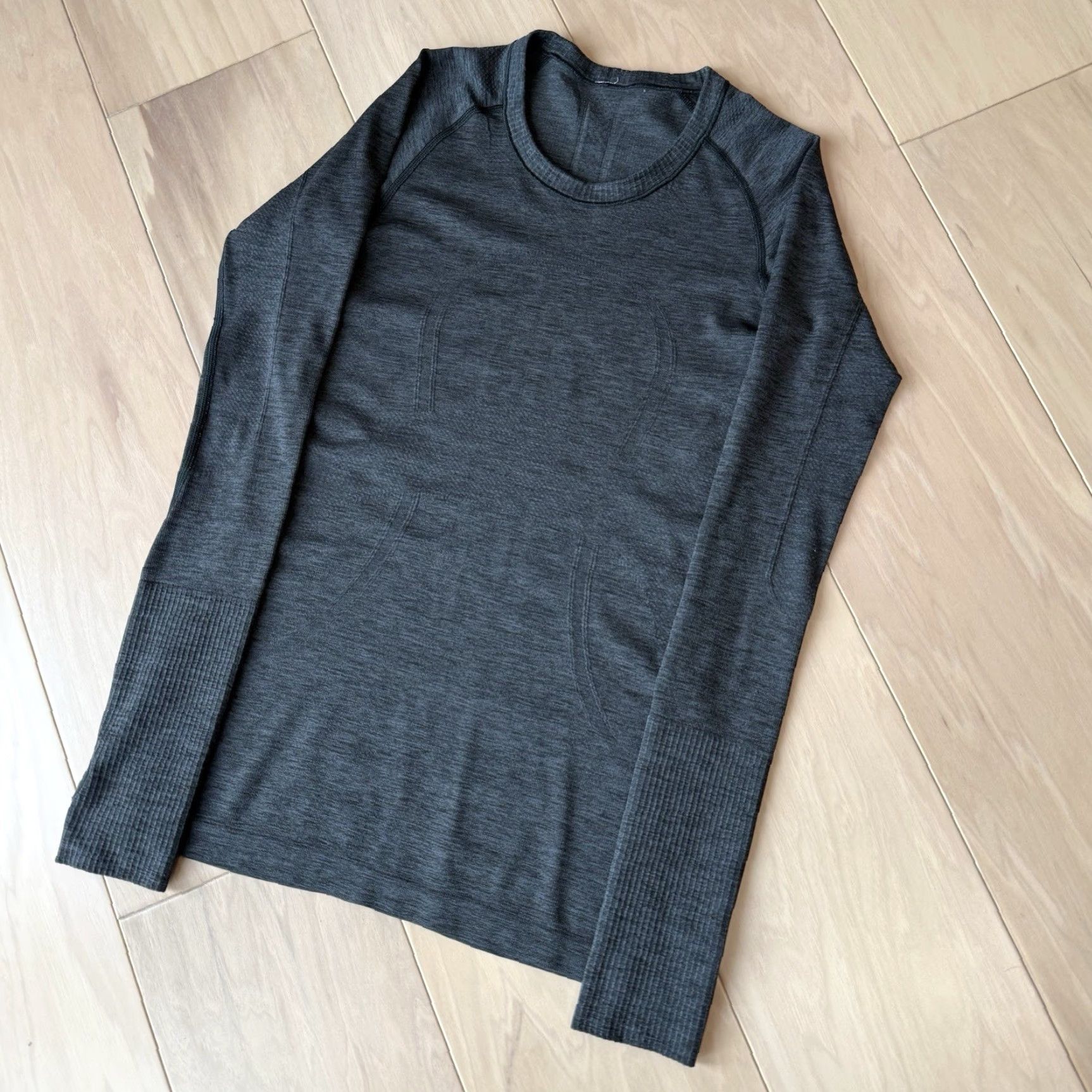 Lululemon Lululemon Metal Vent Shirt 4 Gray Yoga Long Sleeve Athleisure Summer Shirt Womens Size S / US 4 / IT 40 - 8 Thumbnail