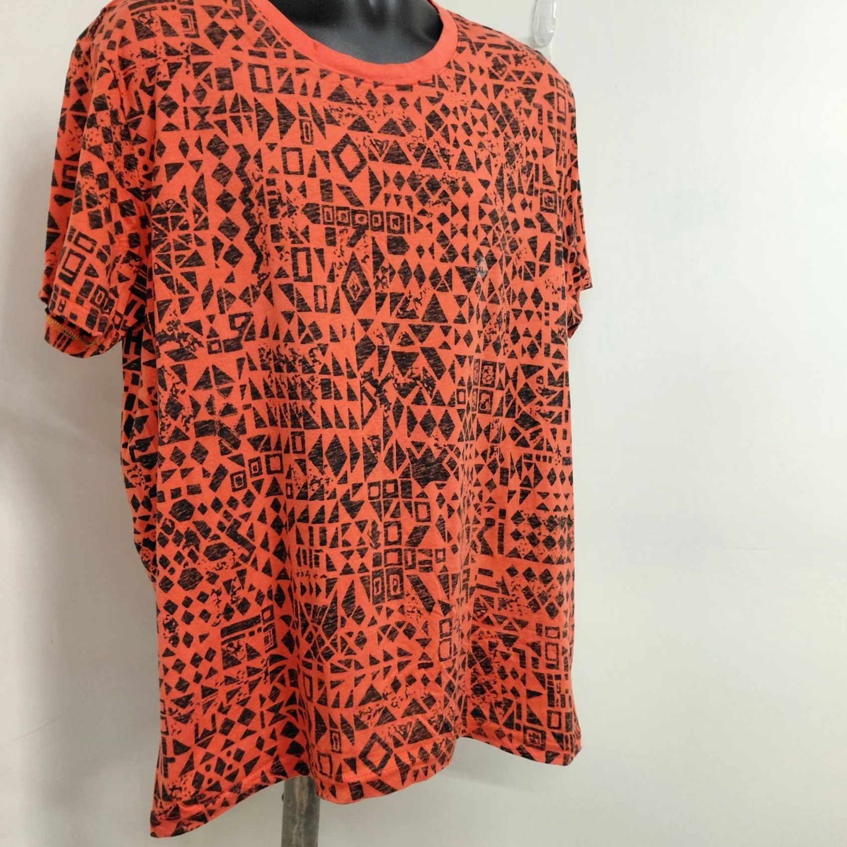 Aeropostale Aeropostale T-Shirt Mens XL Orange/Black Geometric All Over Design Y2K Shirt Regular crew neck Size US XL / EU 56 / 4 - 2 Thumbnail