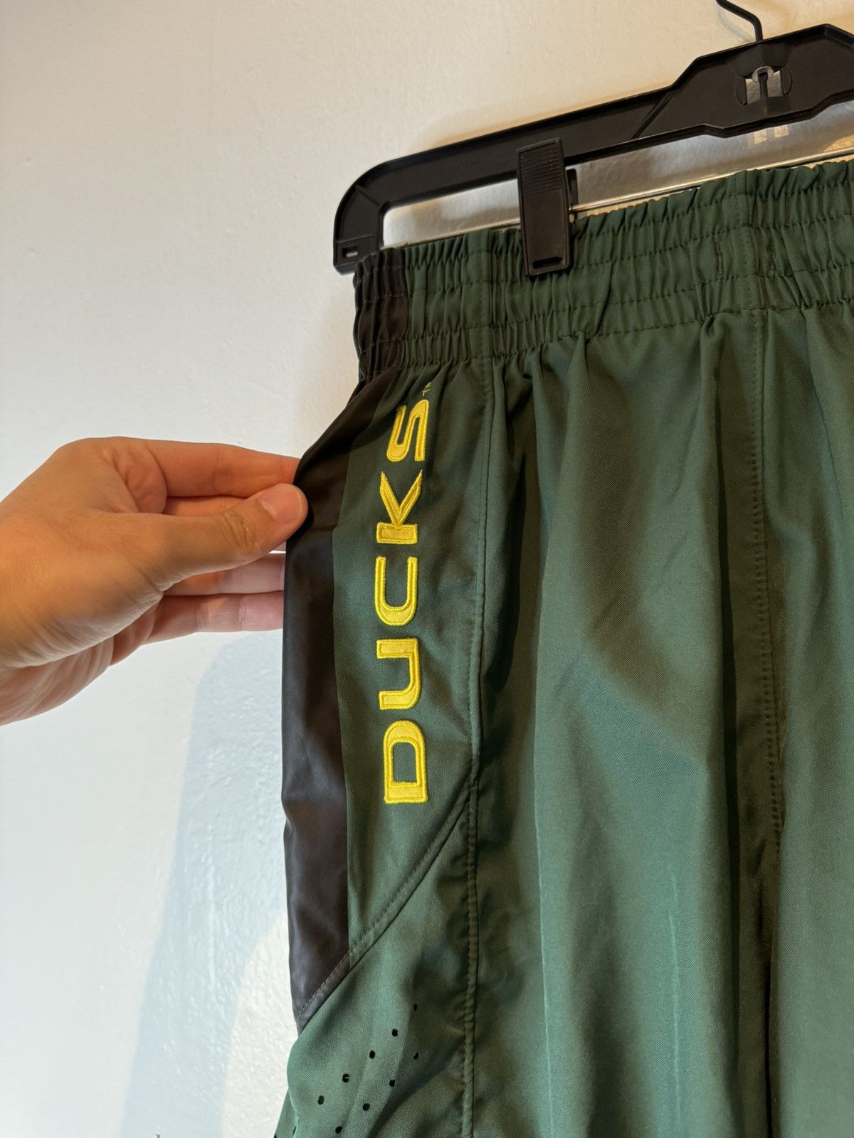 Nike Nike Dri-Fit Oregon Ducks Shorts Men’s Size Small Green Size US 35 - 5 Thumbnail